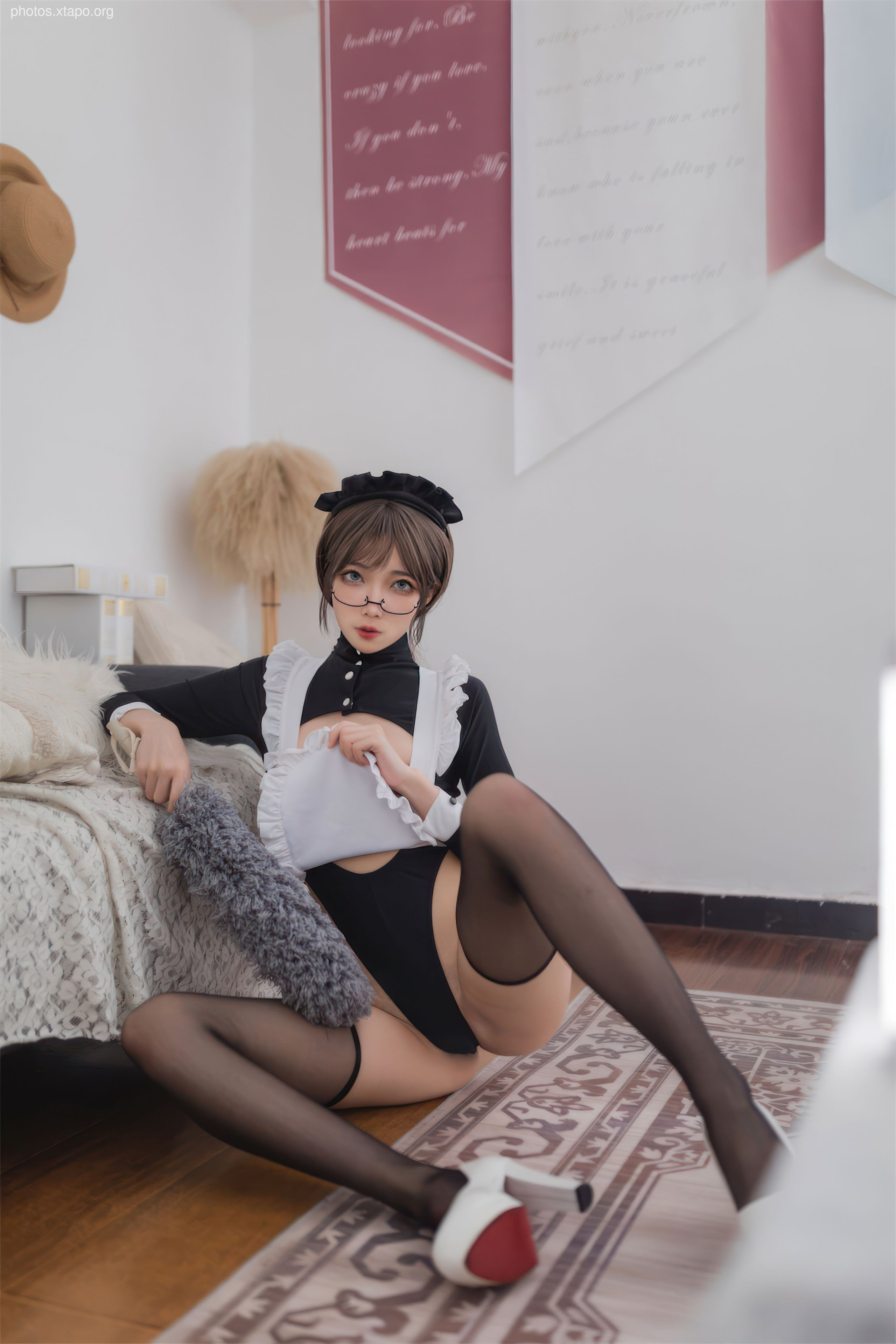 Almond Cookies Maid with Glasses and High Cross 35P-190MB