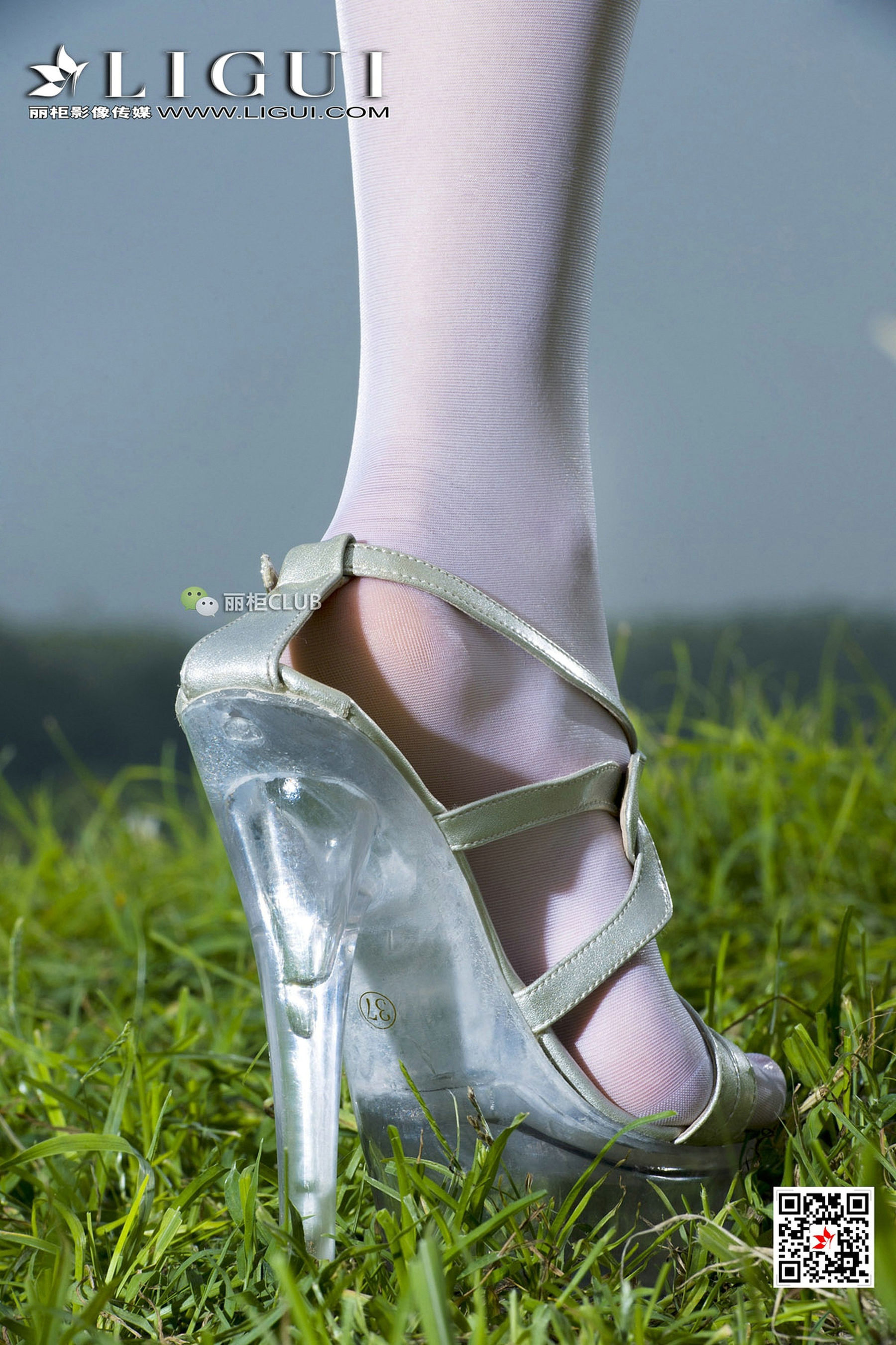 Model Cher White SilkTube top dresses Li Cabinel LIGUI