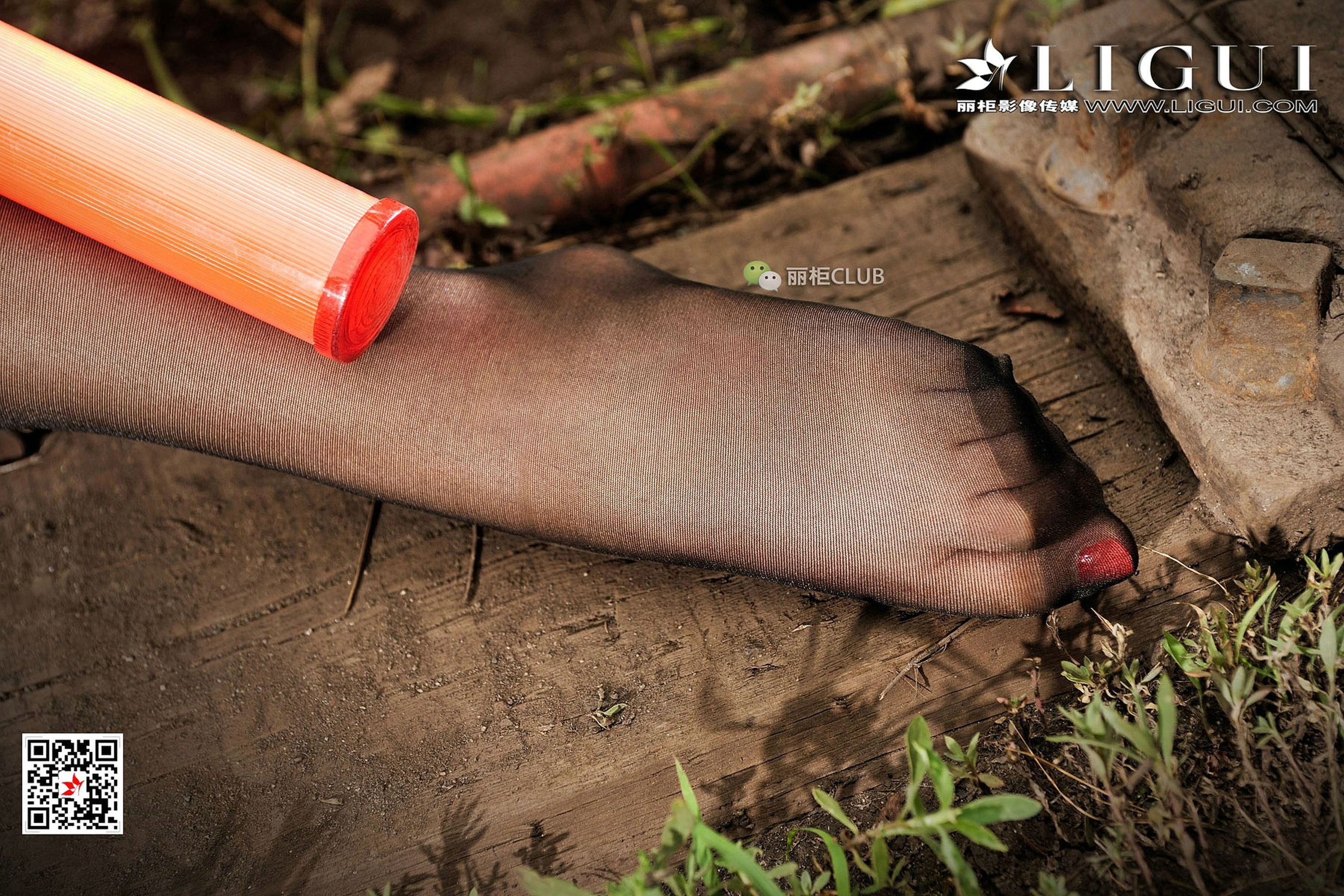 Model laughs Black Silk Beautiful Foot Ligui