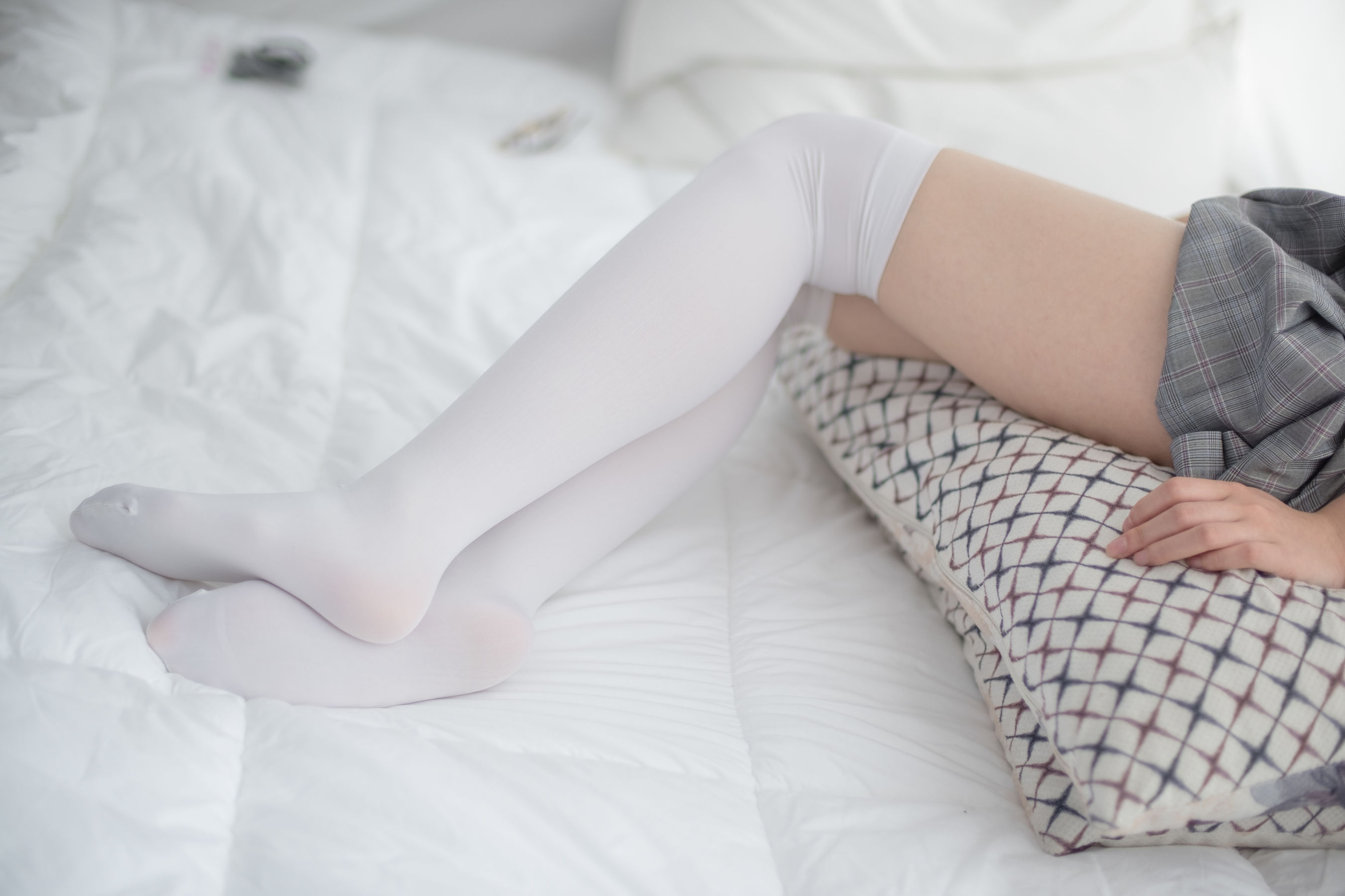 Senluo Consortium R15-009 bed jk white silk