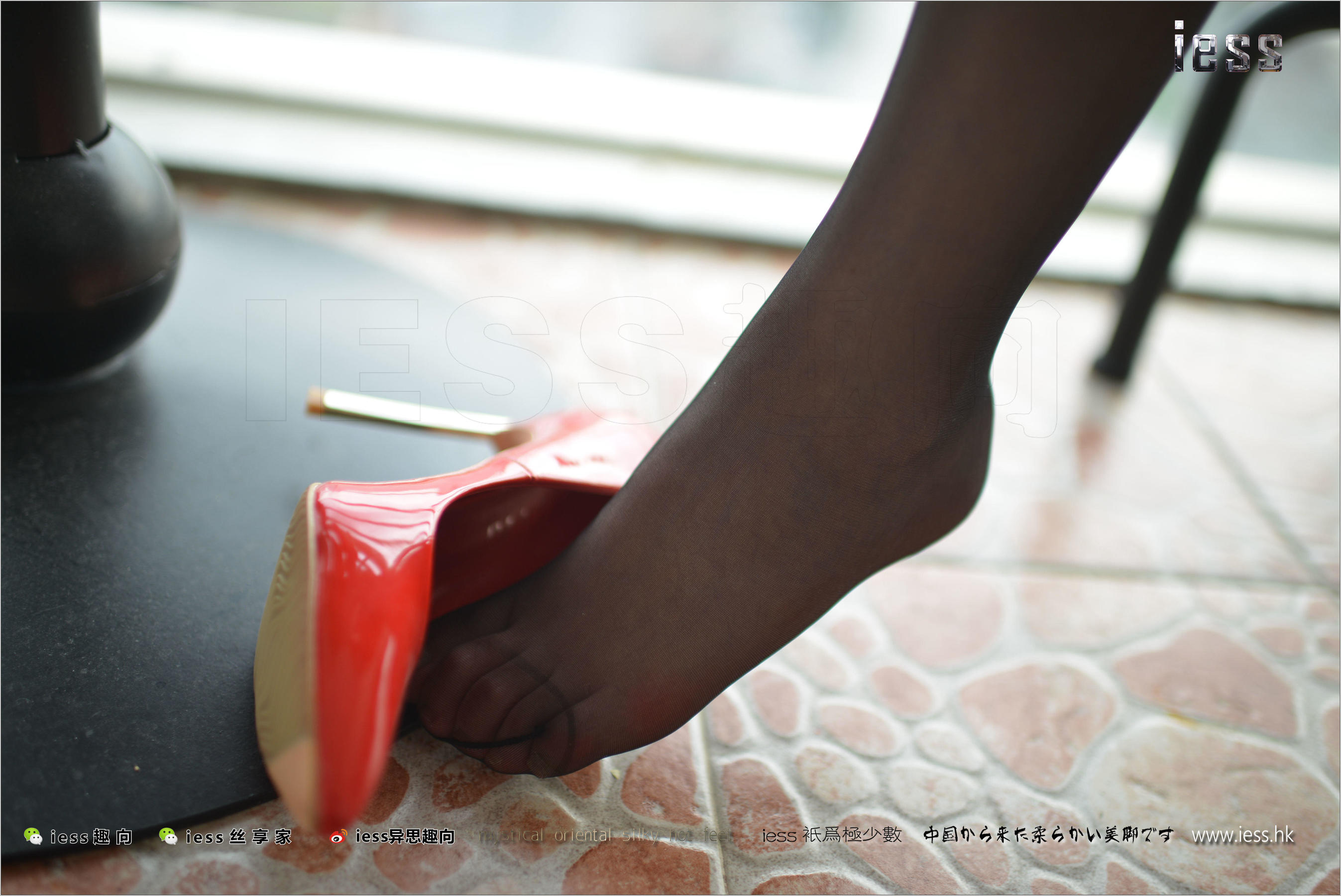 Silk Foot Bento 147 Concubine Red High, Black Silk and Red Skirt