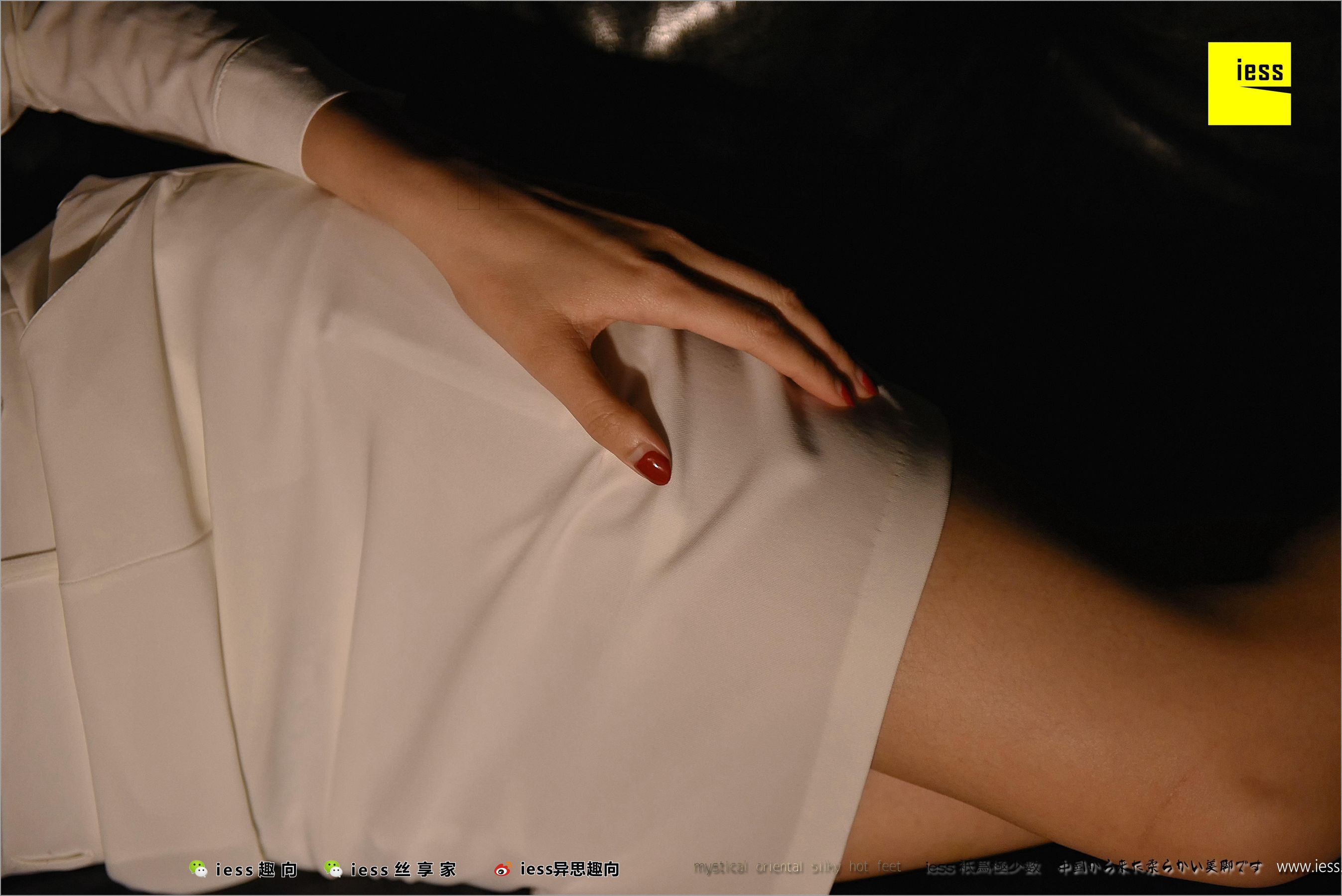 Julia Junjun Naked Foot Under the Lights Different Thinking to IESS Silk Foot Bento 219