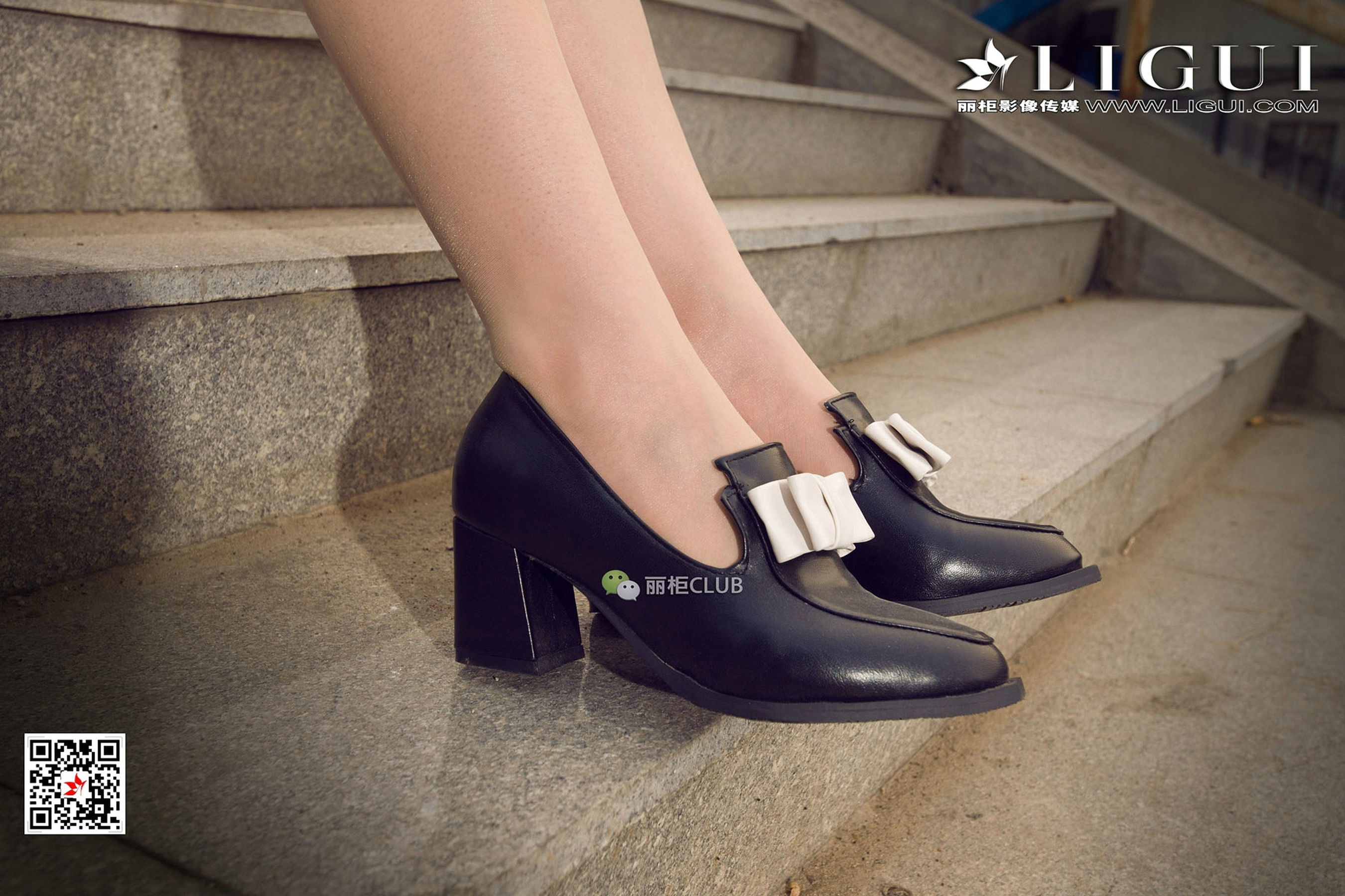 Model Yuner's Dress on the Street Shooting Beautiful Leg Foot Li Cabinel LIGUI