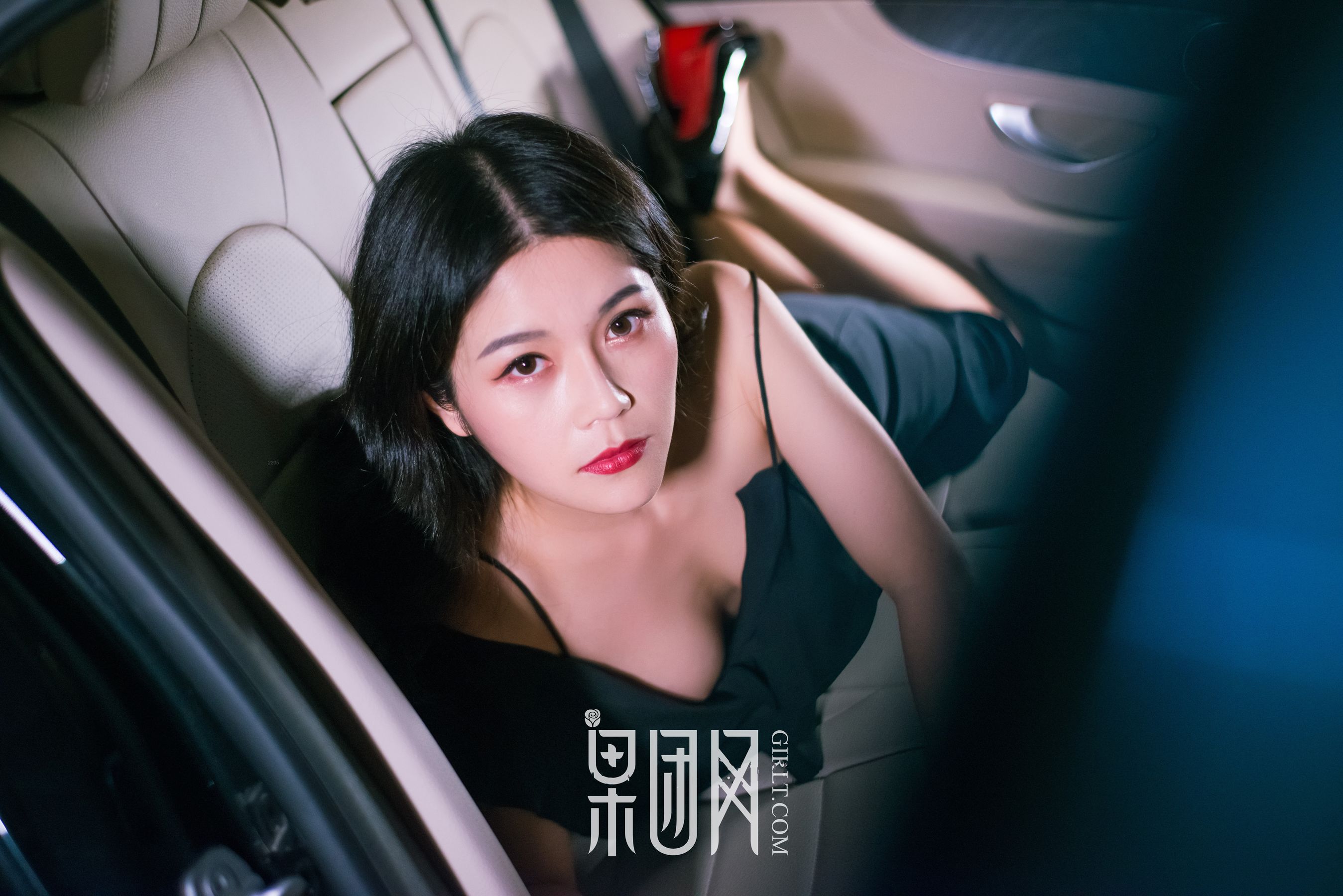 Weiwei Beauty VS luxury car, which one do you choose Fruit Group Girlt No. 107