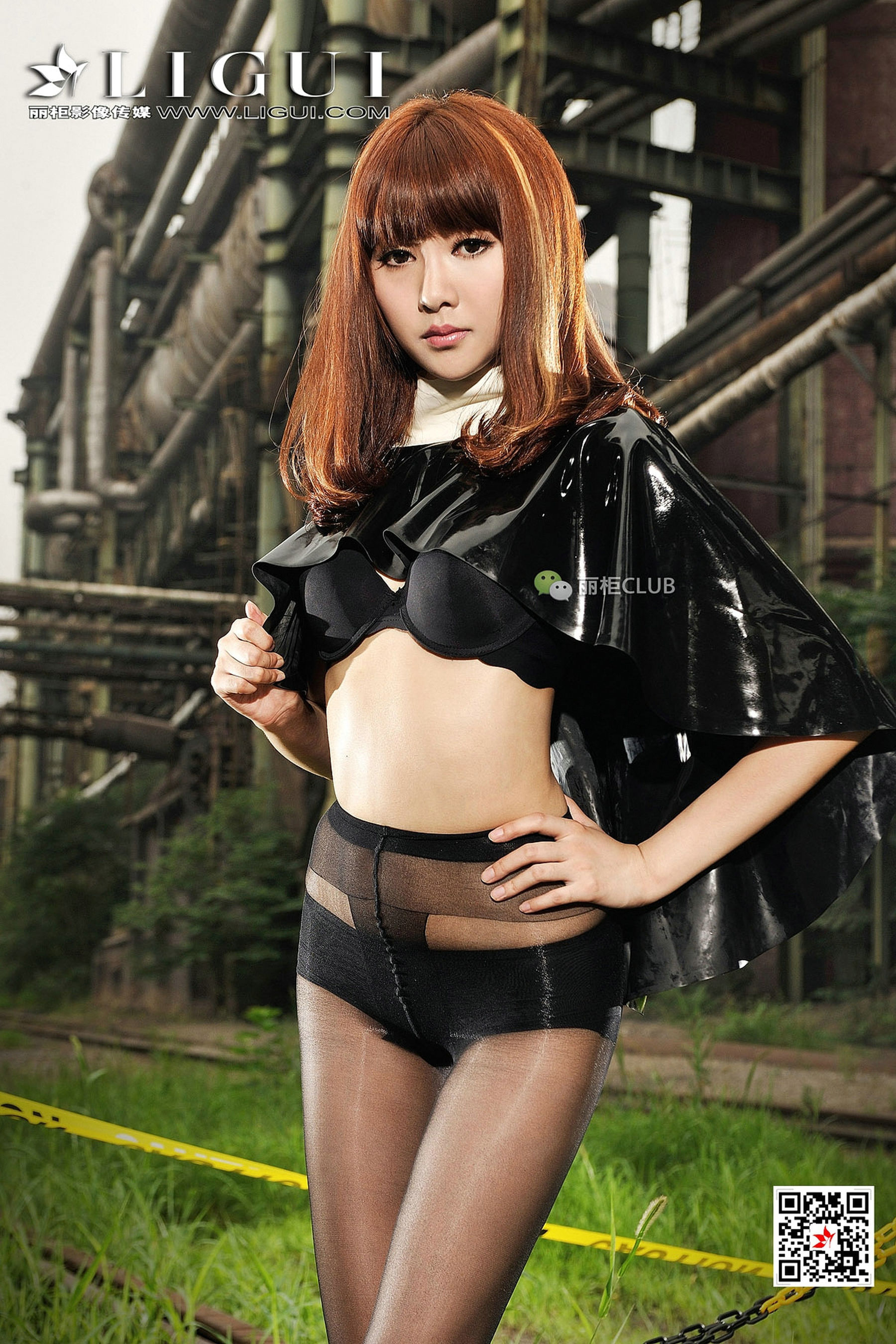 Model laughs Black Silk Beautiful Foot Ligui