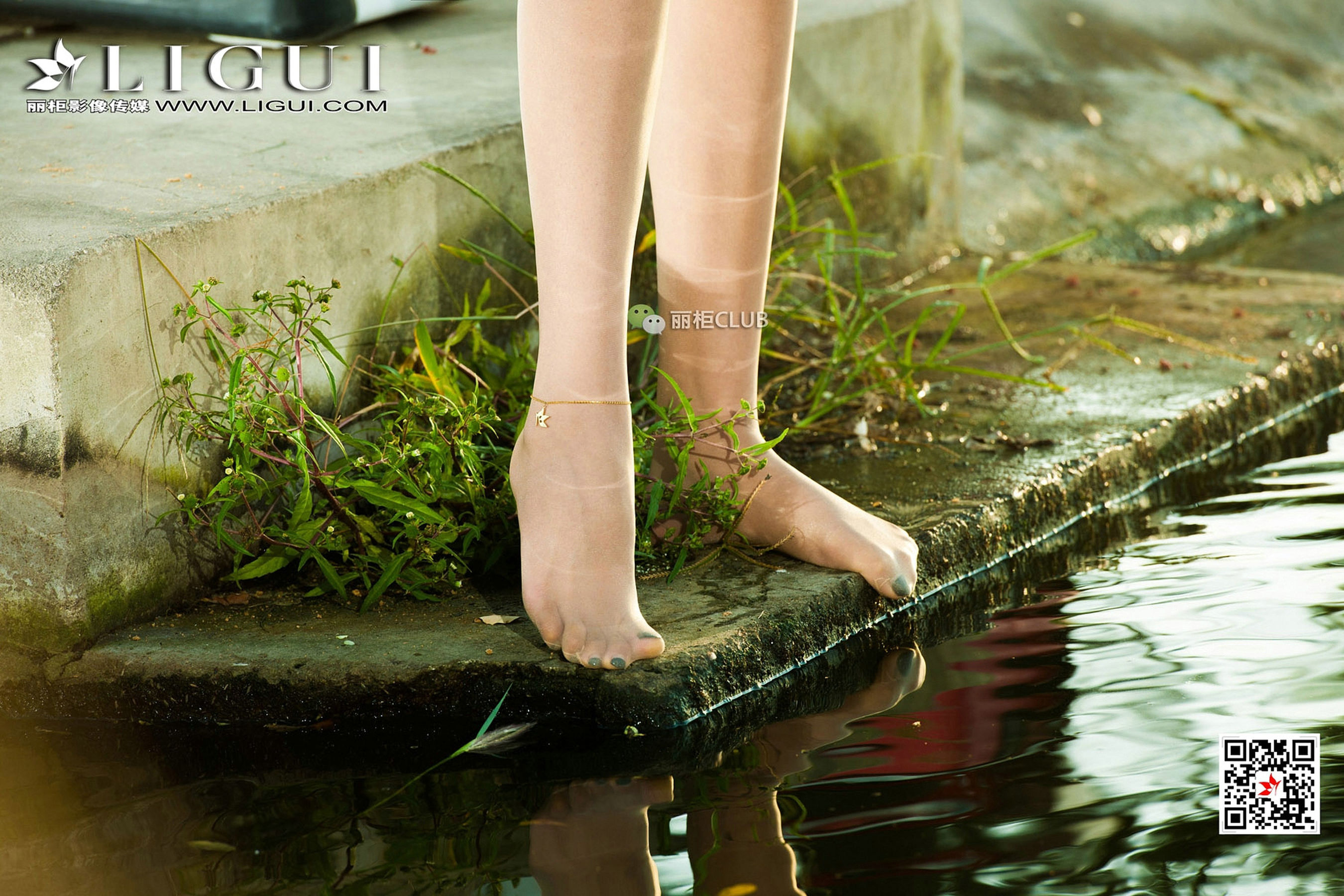 Model Wendy Denim Hot PantsStreet Shooting Beautiful Legs Ligui