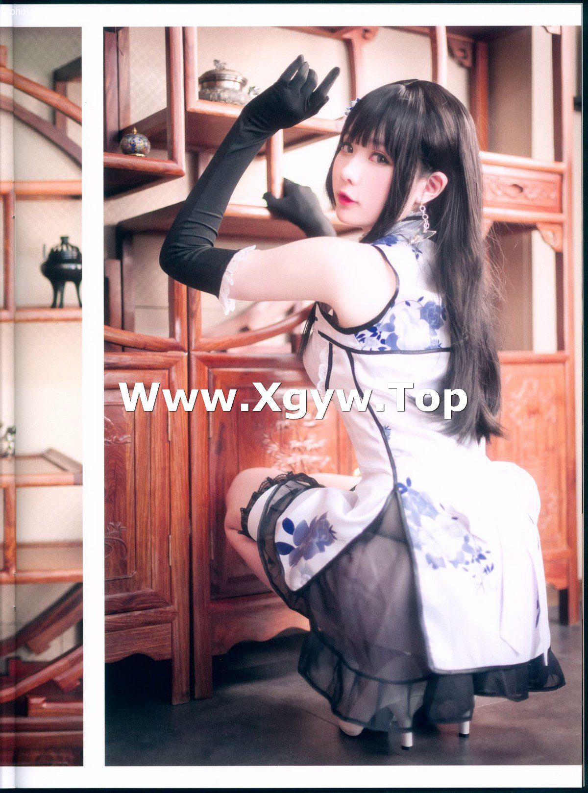 Weibo girl paper frosty month shimo fantasy Jin Pingmei theme private house sexy white cheongsam half -sneaky white tender legs seductive photo 26p