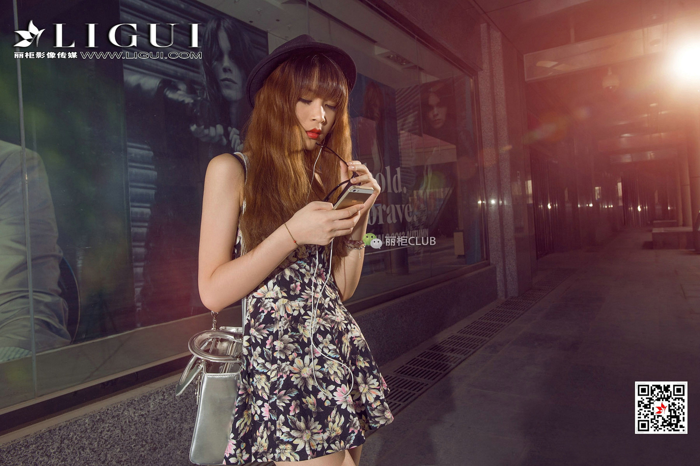 Model Yuner's Dress on the Street Shooting Beautiful Leg Foot Li Cabinel LIGUI
