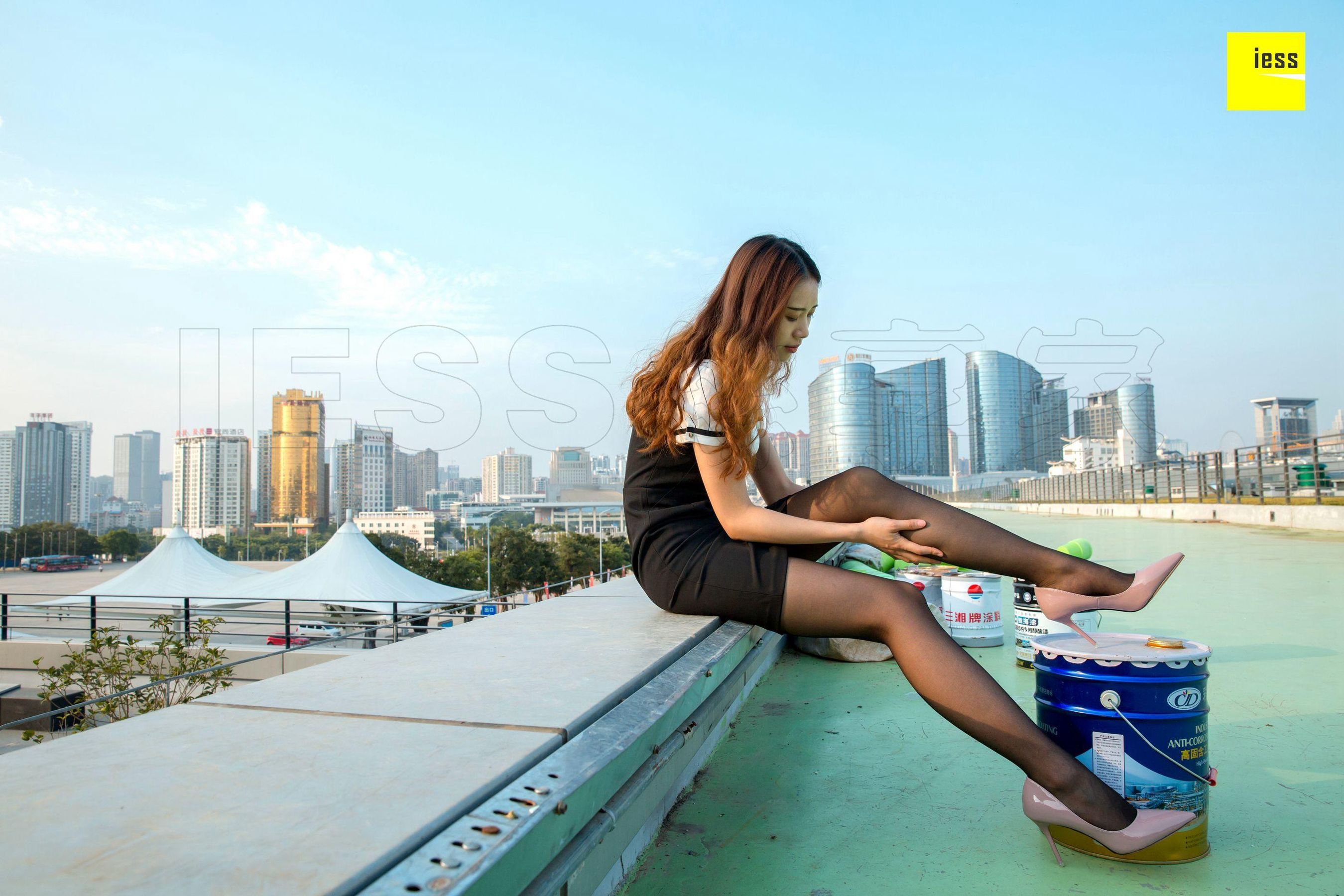 Nuan Nuan Look at it There is a black silk girl on the top of the building Different Thoughts to IESS Silk Enjoy Home 237