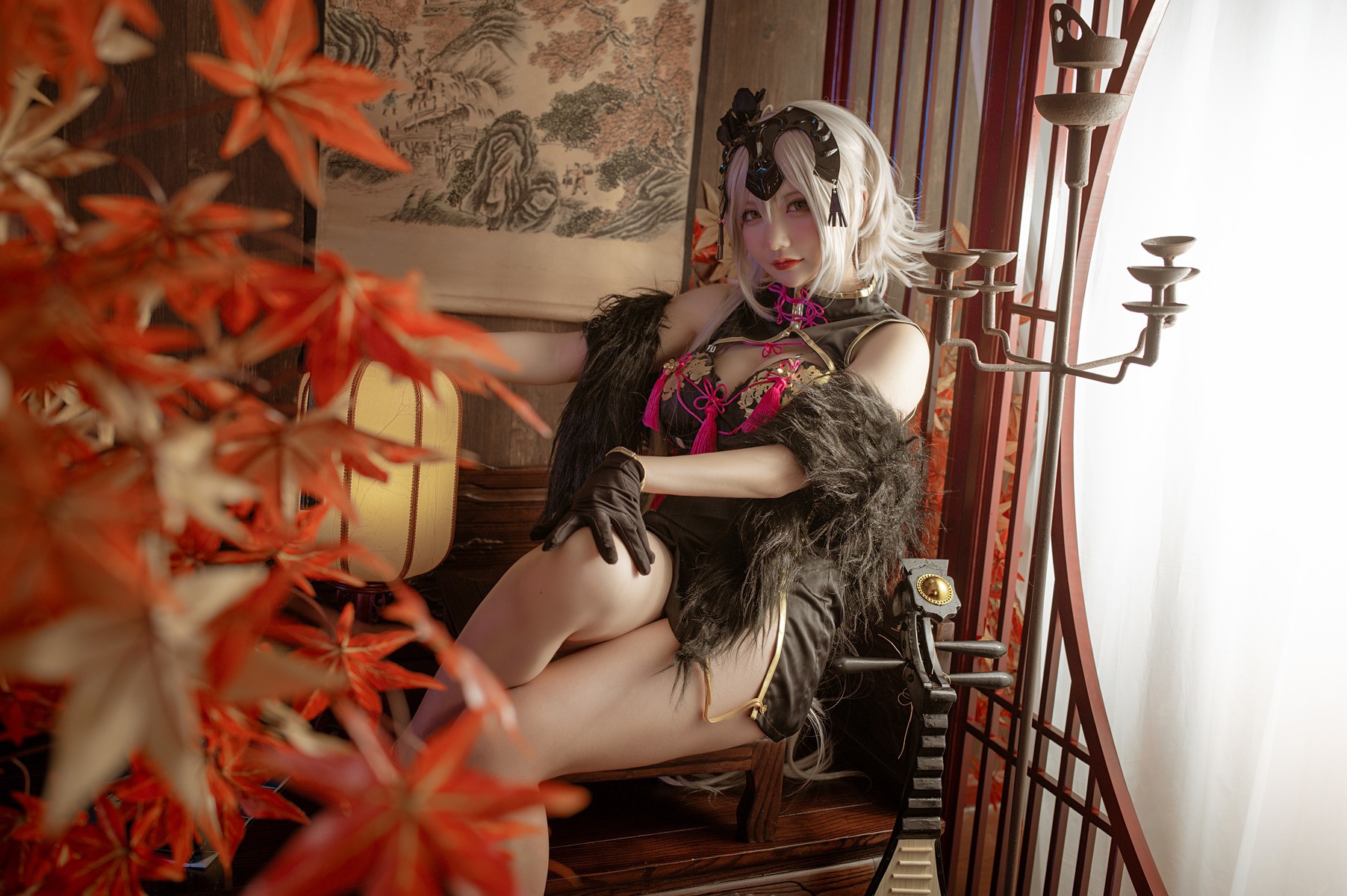 Is it a bear cub? Cosplay Jeanne d'Arc Alter