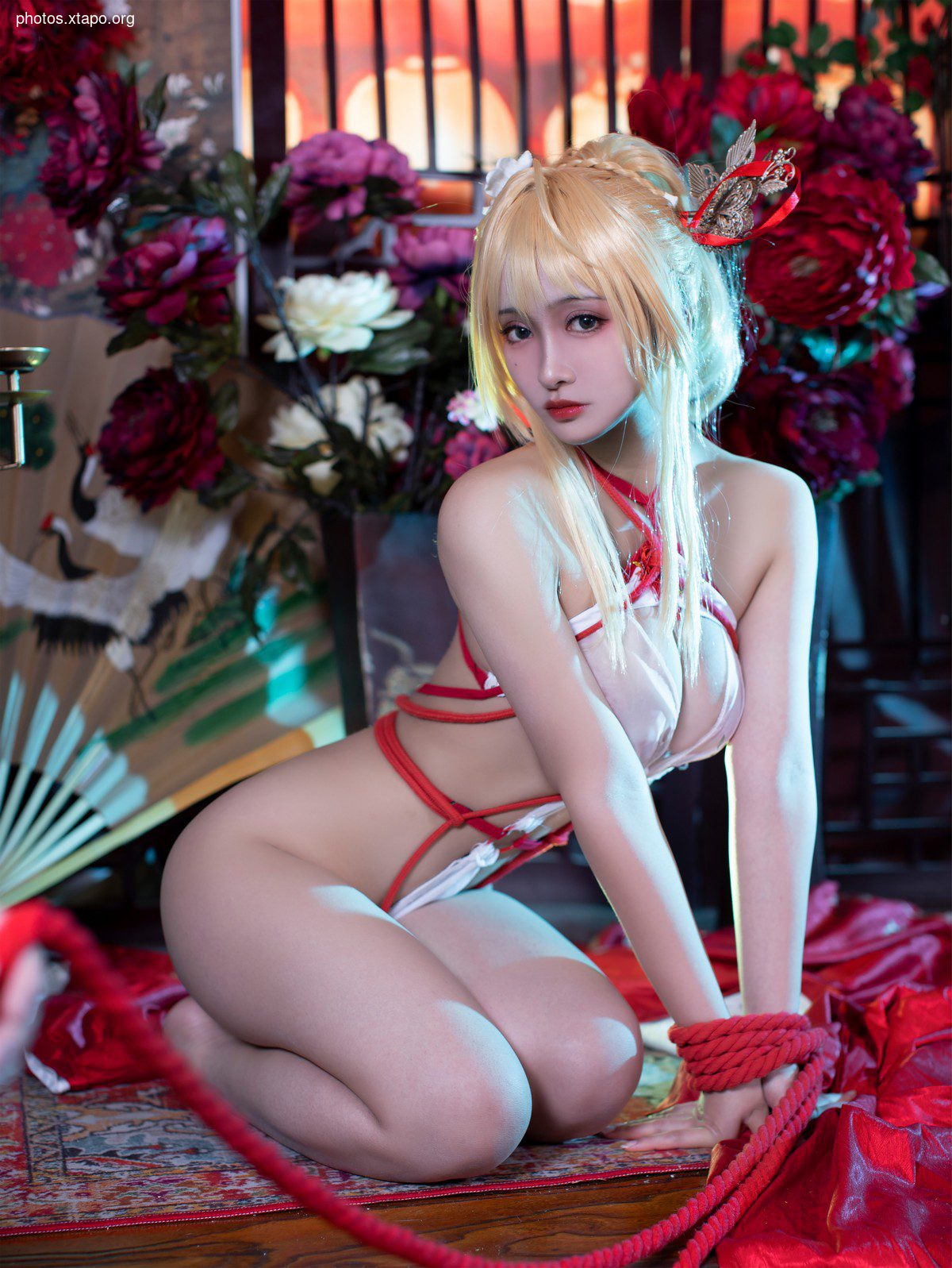 Anime blogger Luo Li Lolisama Glorious Liangxiangxue theme red coat under sexy white color sexy underwear temptation photo 36p