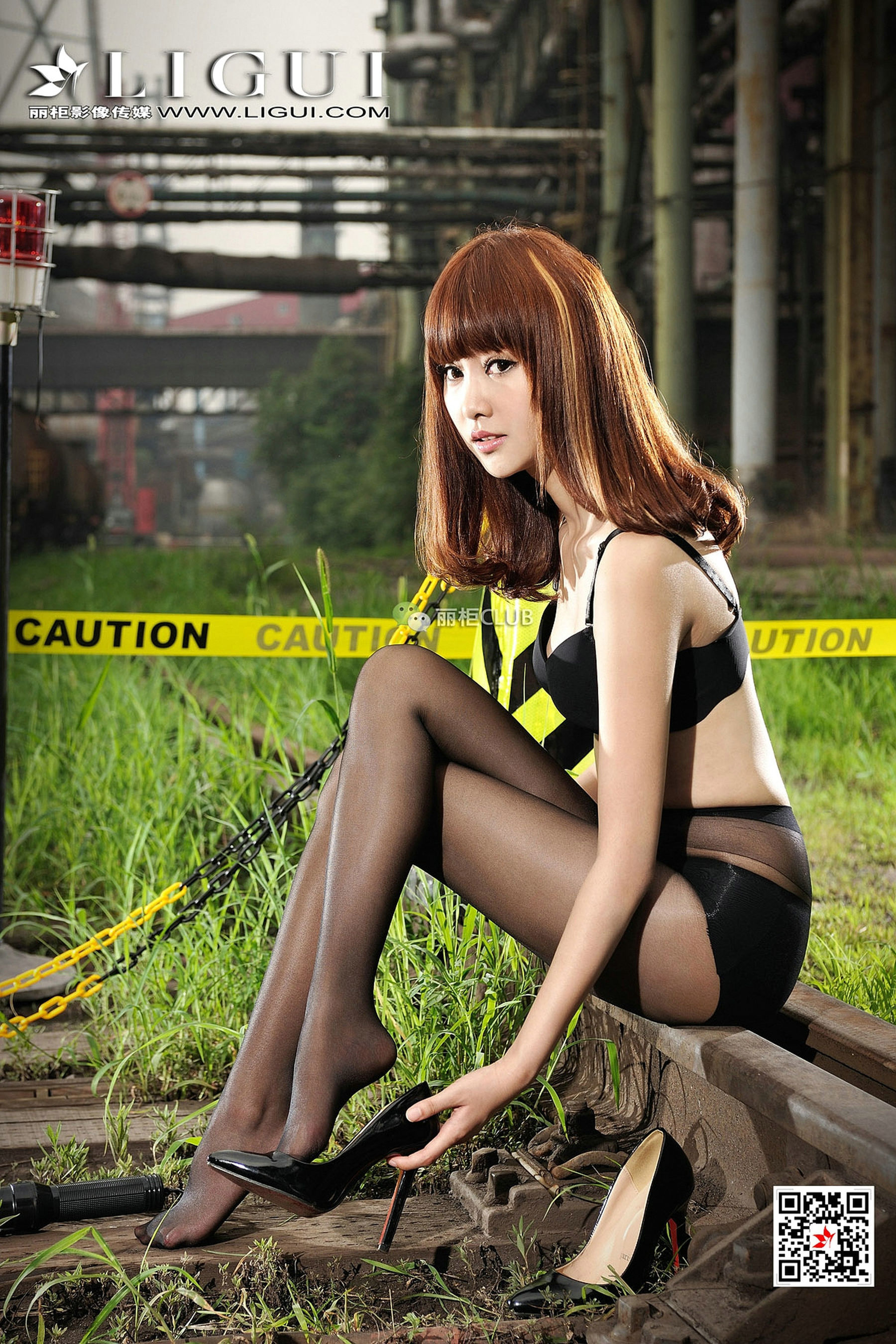 Model laughs Black Silk Beautiful Foot Ligui