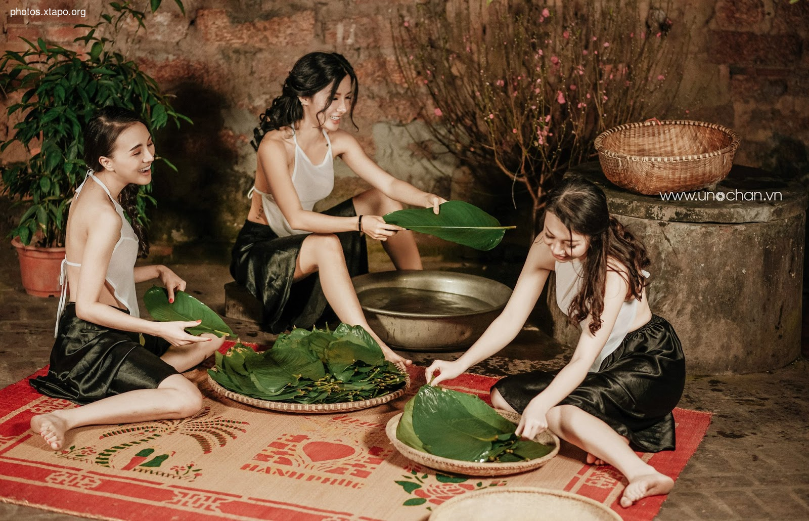 Instructions for packaging banh chung