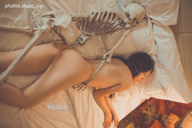 Making friends with pictures, having sex with skeleton