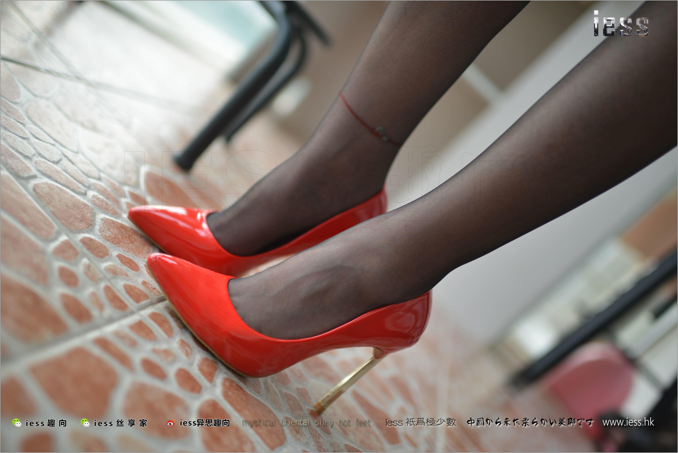 Silk Foot Bento 147 Concubine Red High, Black Silk and Red Skirt