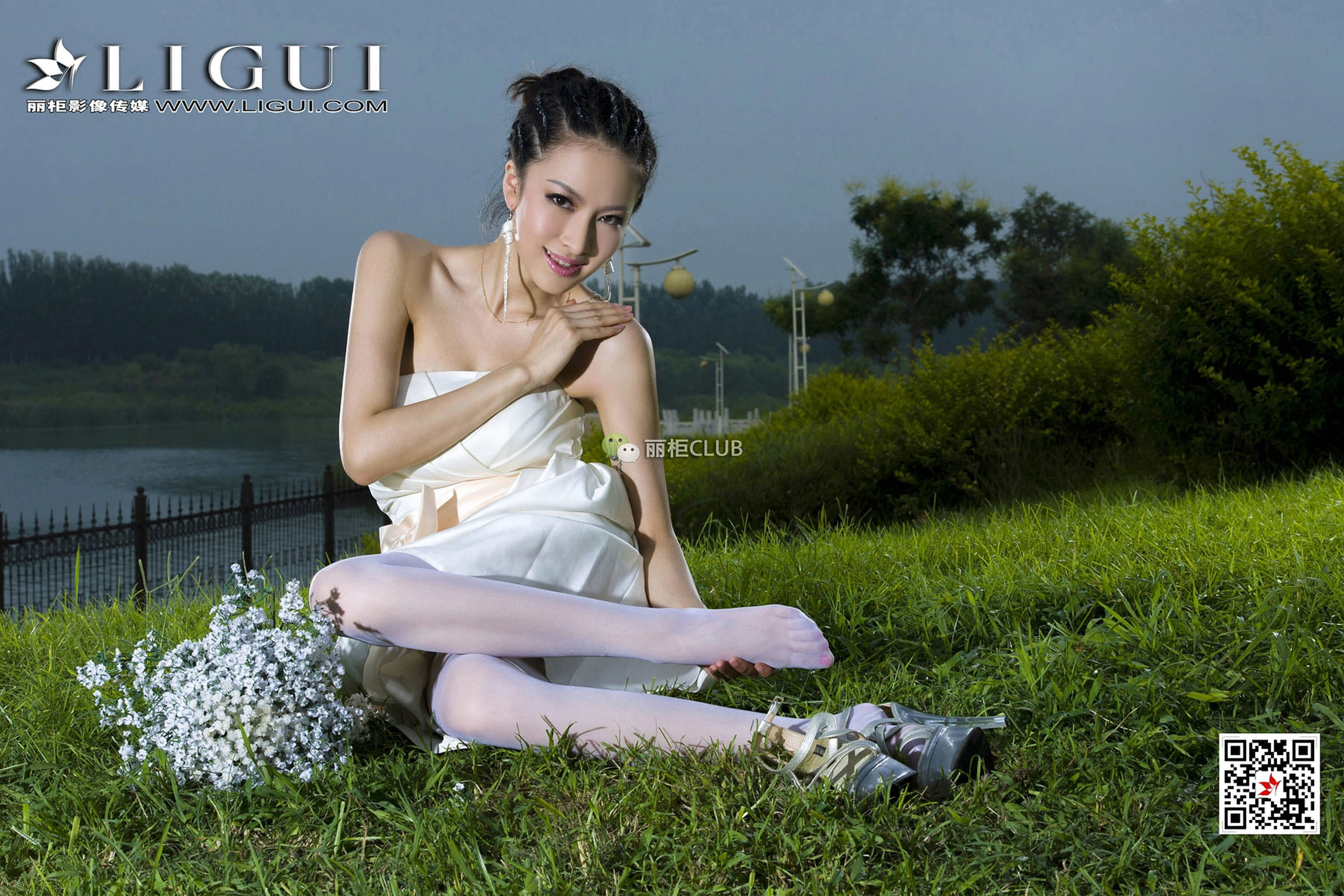 Model Cher White SilkTube top dresses Li Cabinel LIGUI