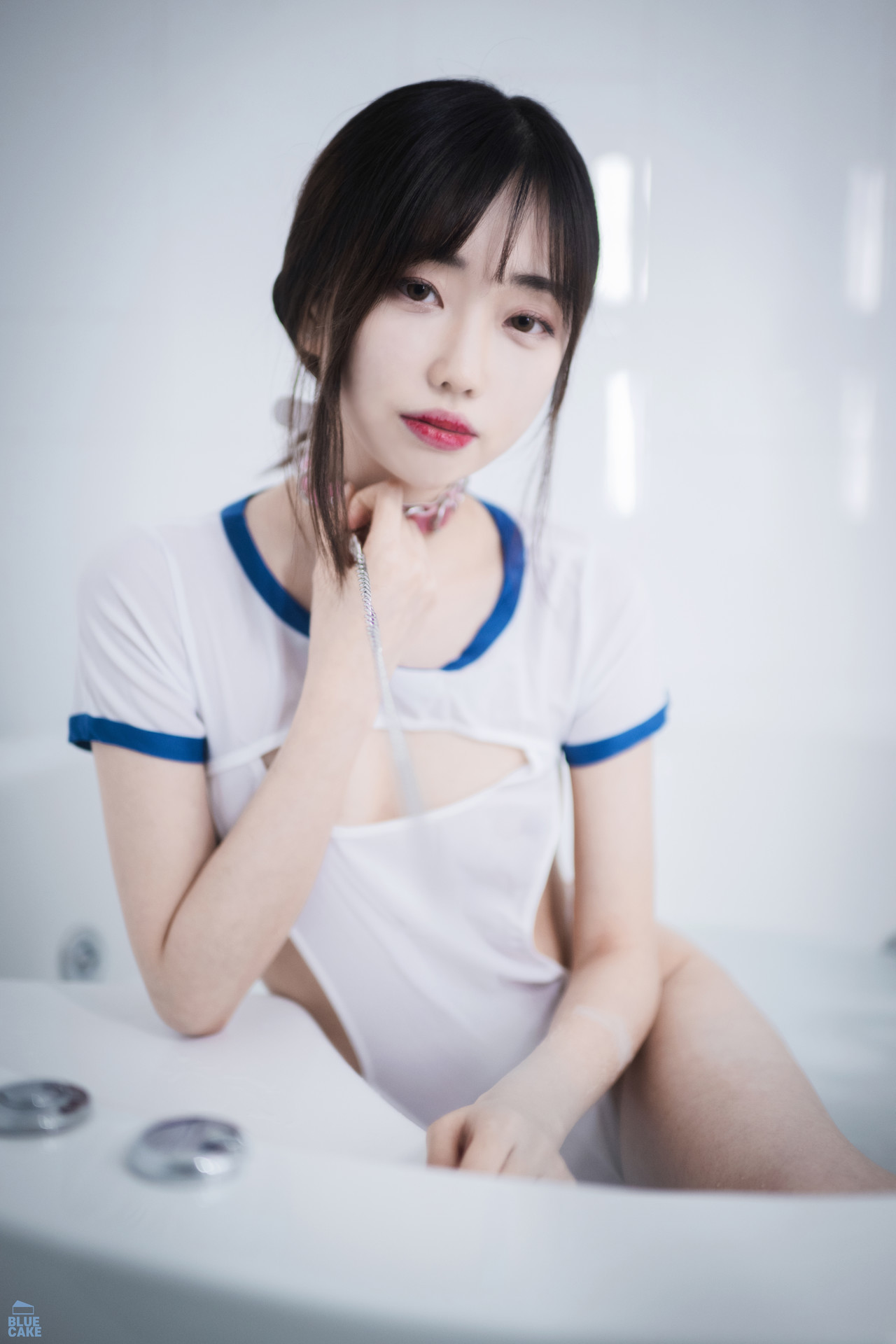 Kim Ji-Won Kim Ji-won, [BLUECAKE] White One + RED.Ver – Set.01