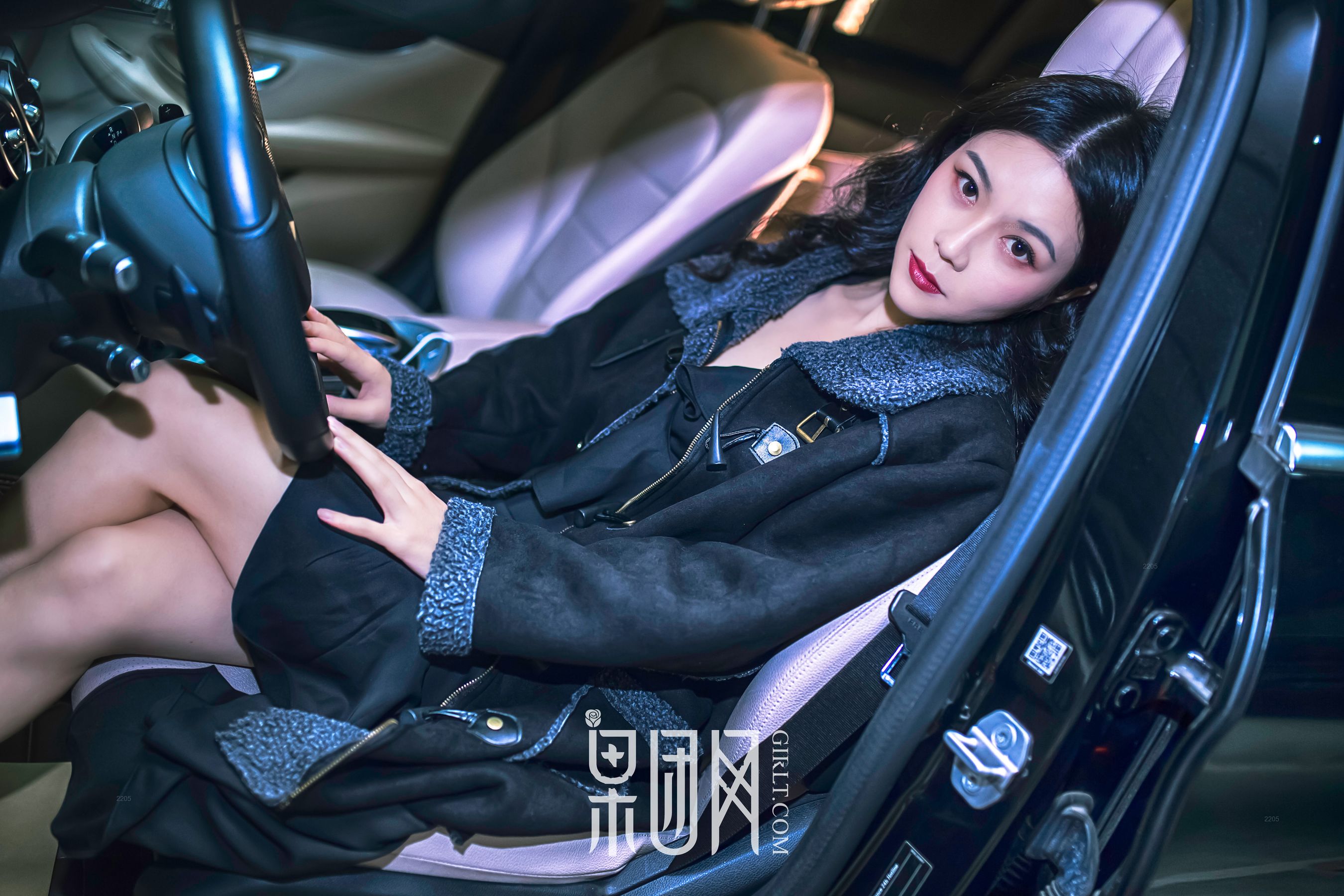 Weiwei Beauty VS luxury car, which one do you choose Fruit Group Girlt No. 107