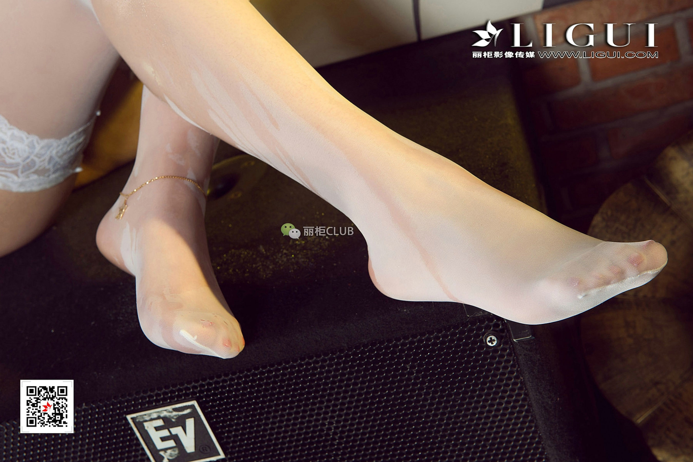 Model Ran White Silk Beautiful Legs Foot Ligui