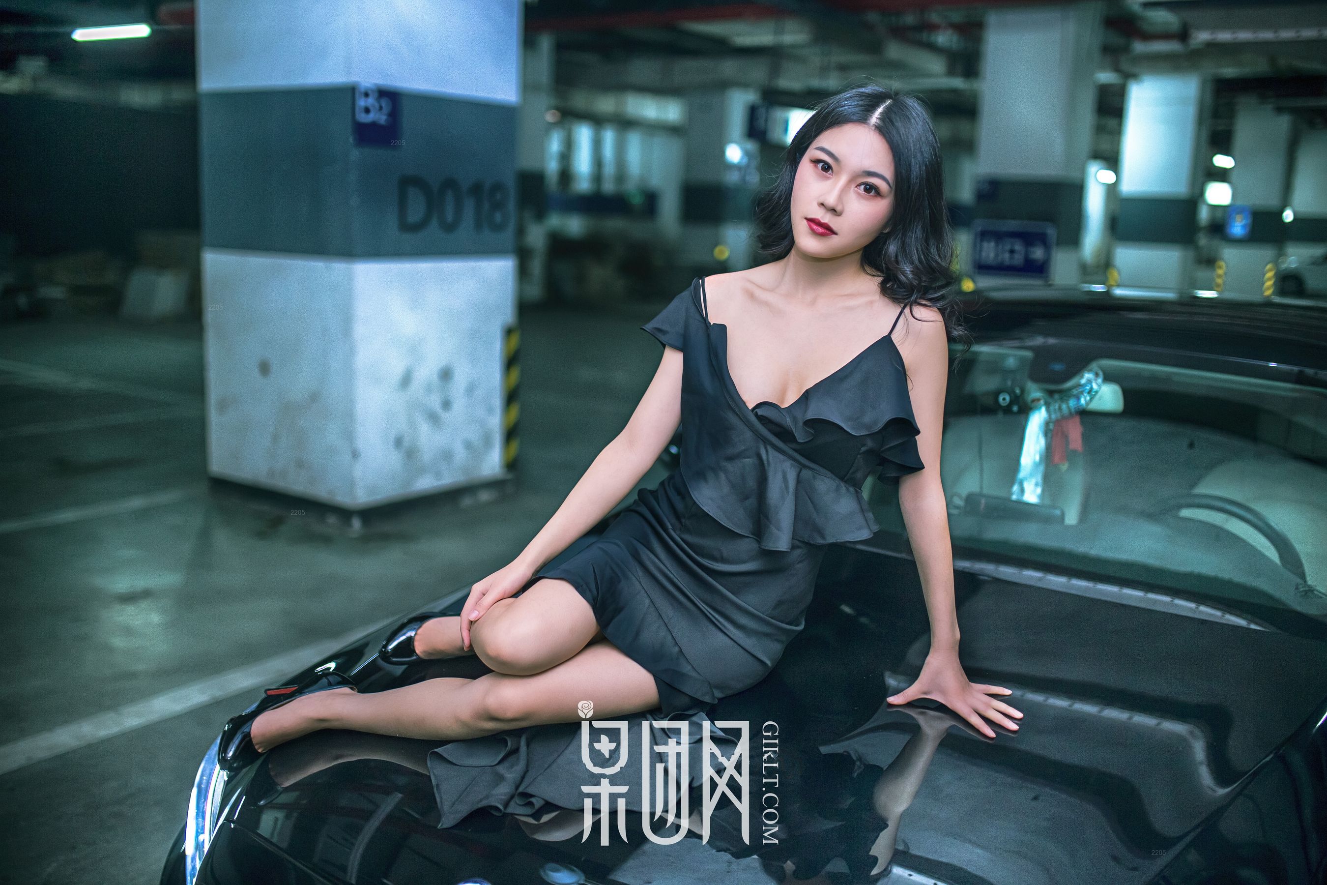 Weiwei Beauty VS luxury car, which one do you choose Fruit Group Girlt No. 107