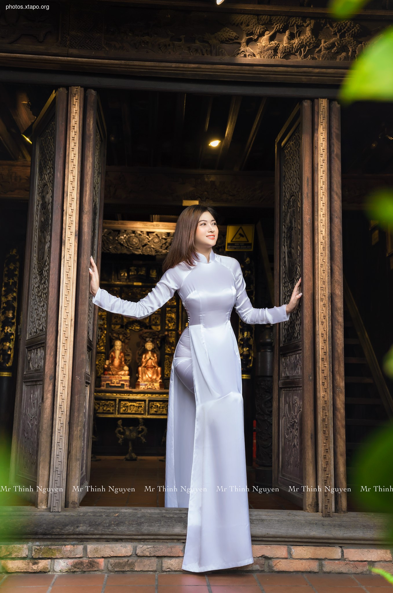 White ao dai shining in the afternoon, is she a fairy or Kieu regenerated?