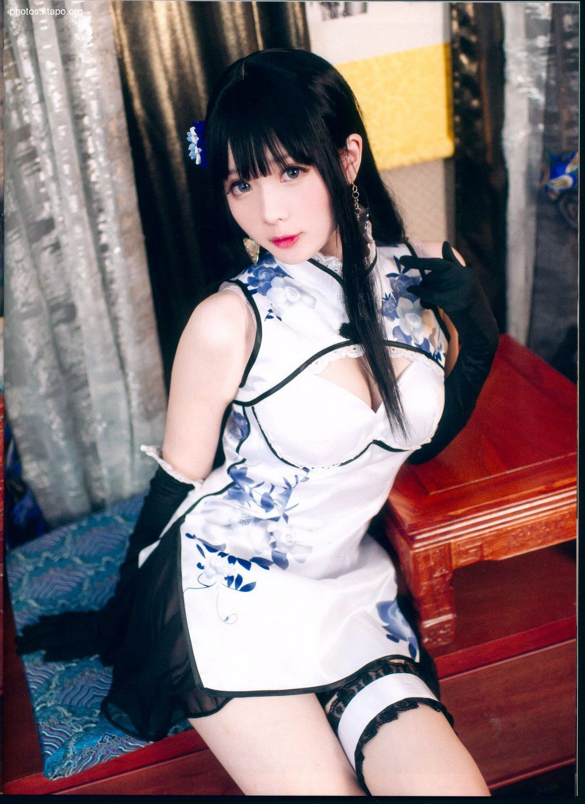 Weibo girl paper frosty month shimo fantasy Jin Pingmei theme private house sexy white cheongsam half -sneaky white tender legs seductive photo 26p
