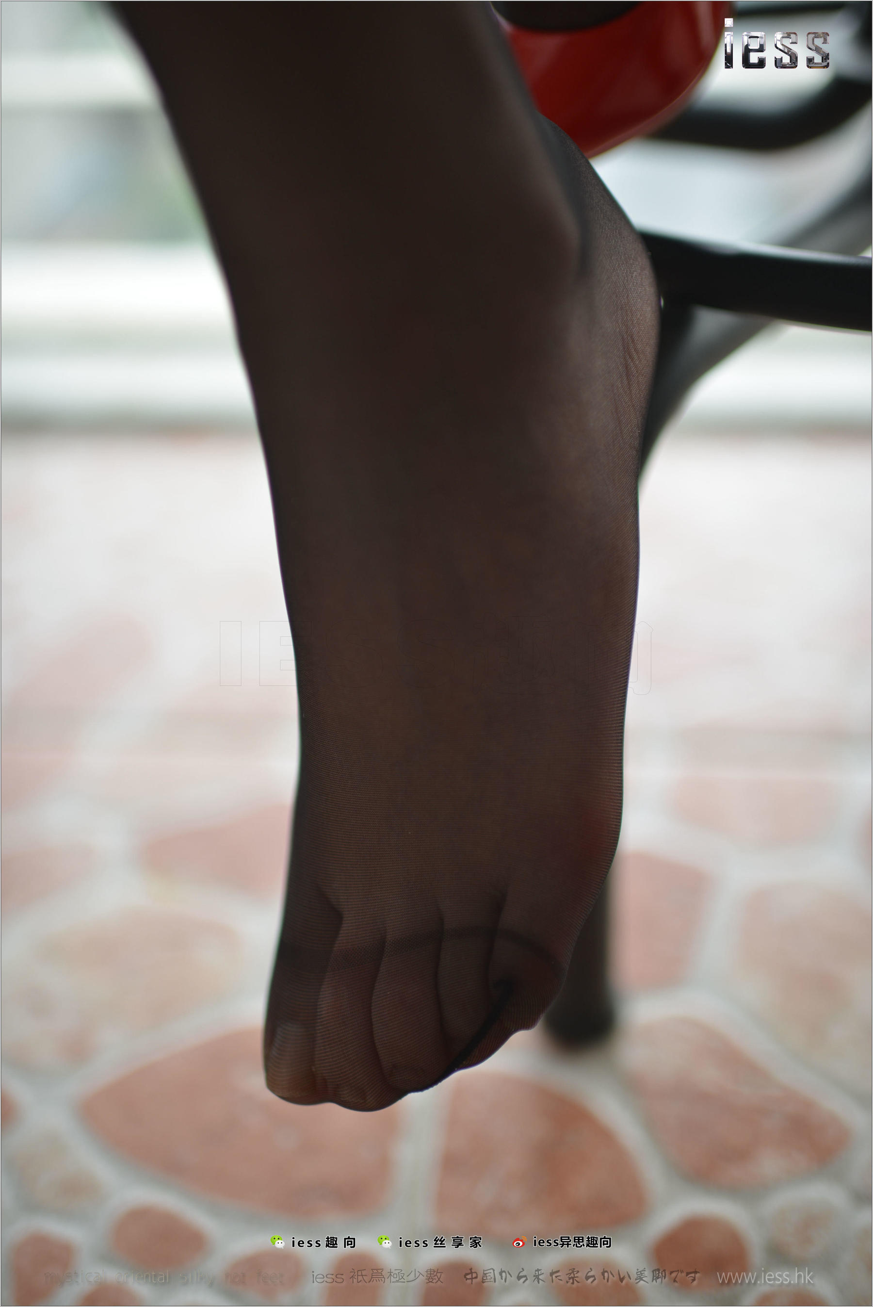 Silk Foot Bento 147 Concubine Red High, Black Silk and Red Skirt