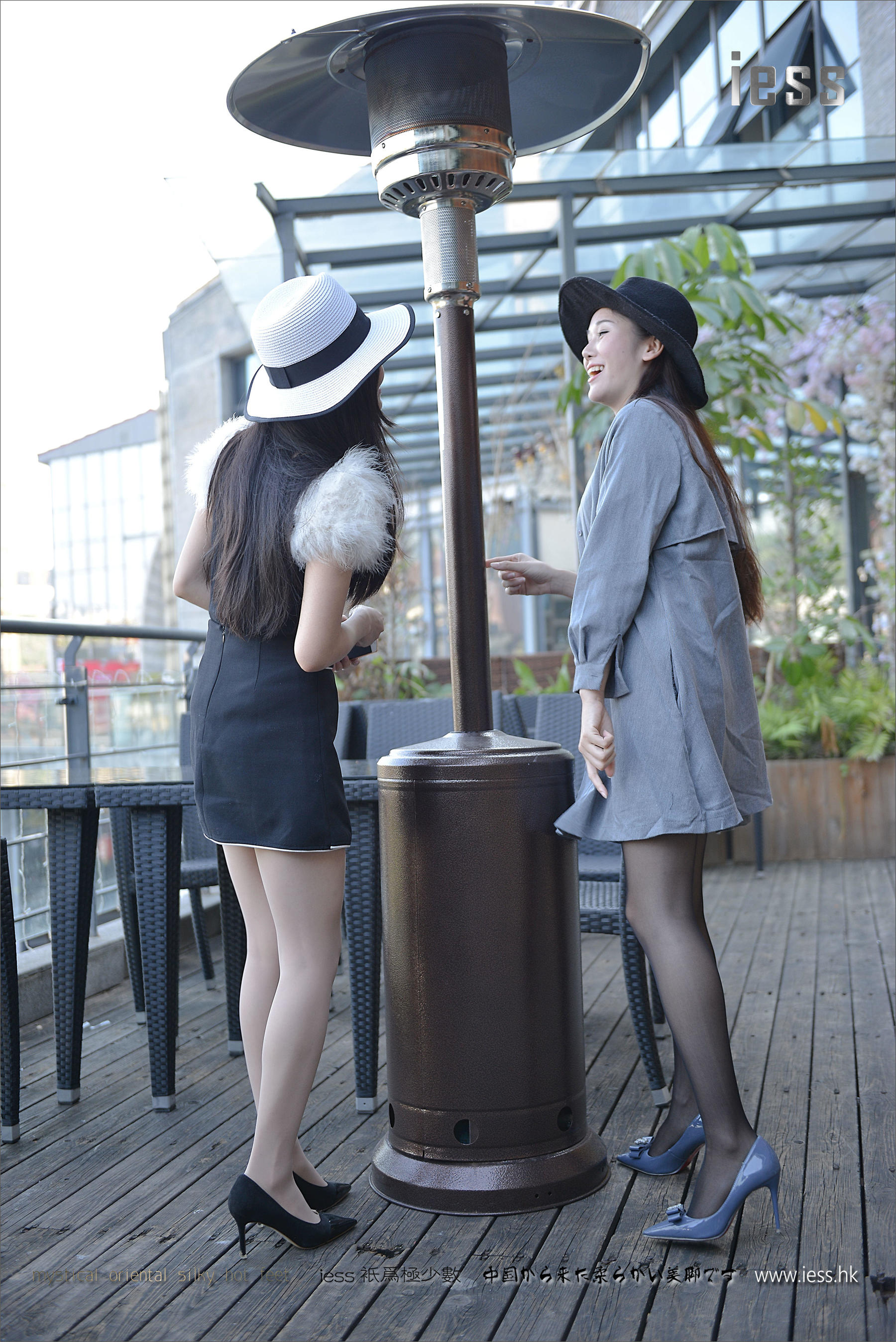 Silk Foot Bento 076 Belly Dance Cong Cong and Sydney Black and White Period Flower 1