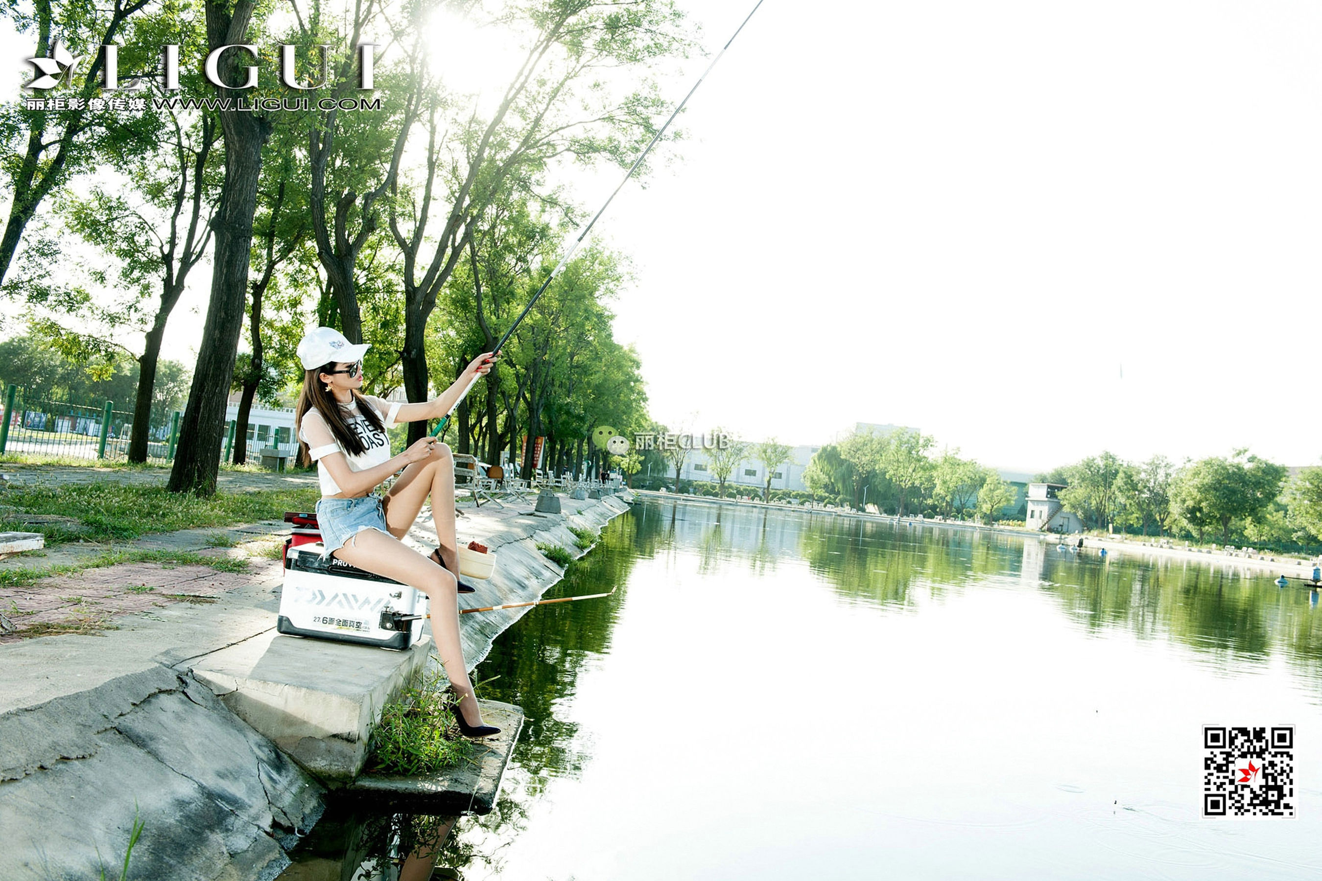 Model Wendy Denim Hot PantsStreet Shooting Beautiful Legs Ligui