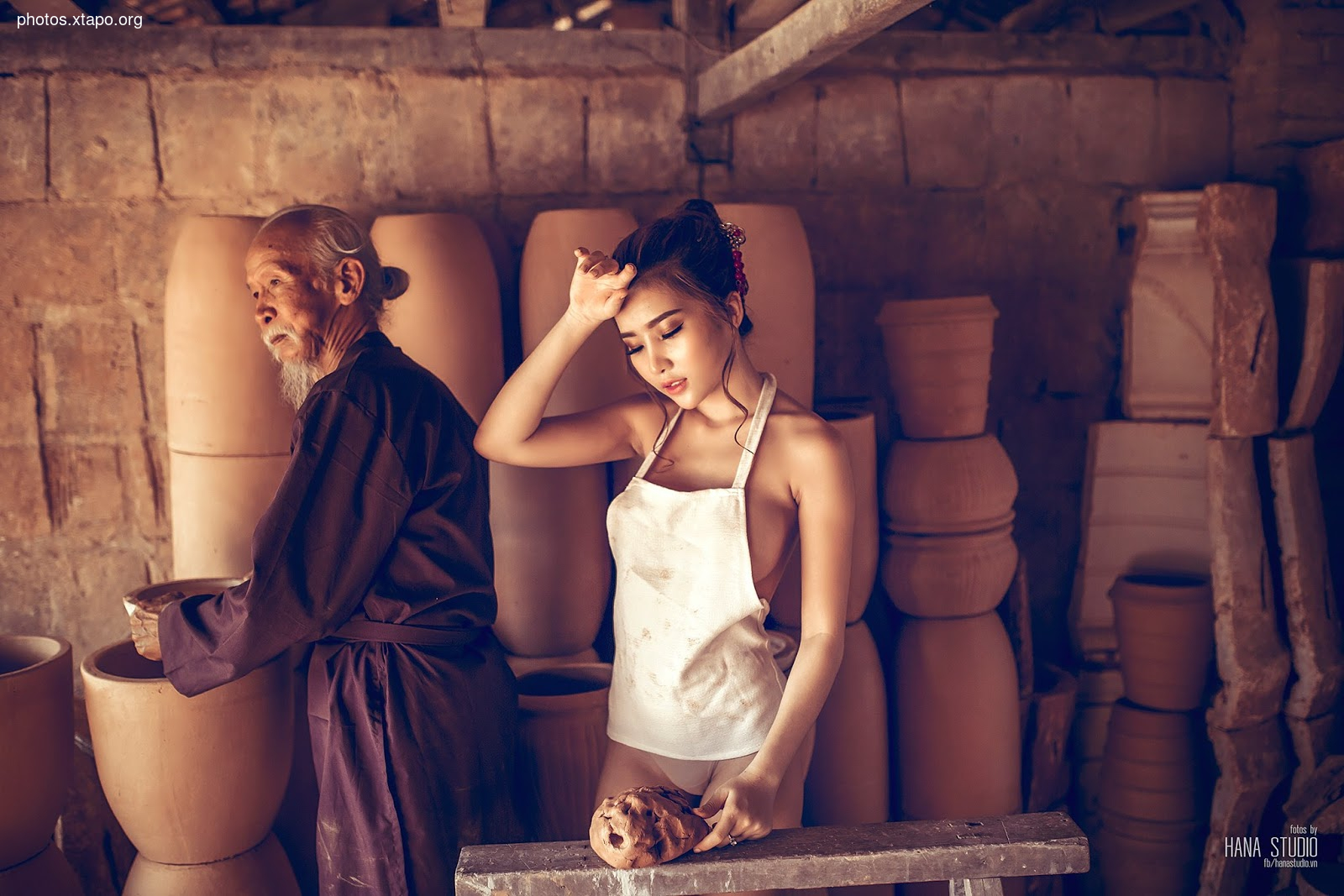 Female village of pottery village passionately learn vocational training