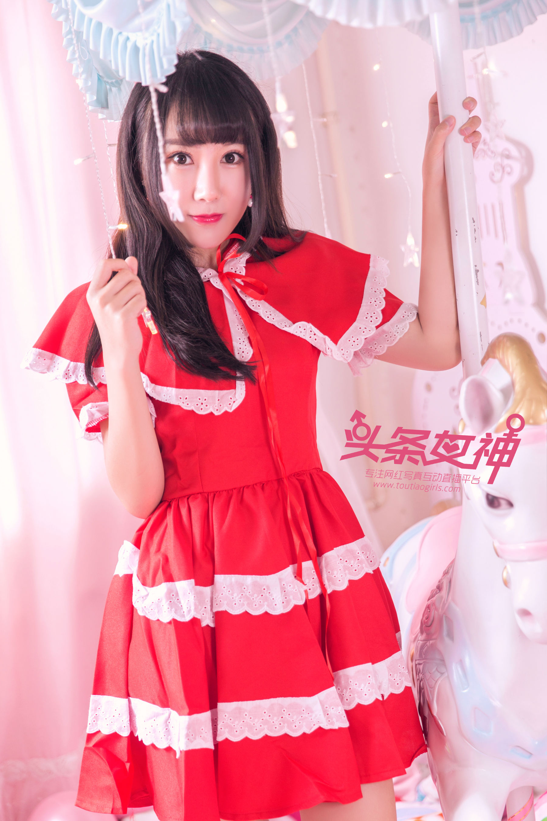 Smile Rotating Trojan Toutiao Goddess