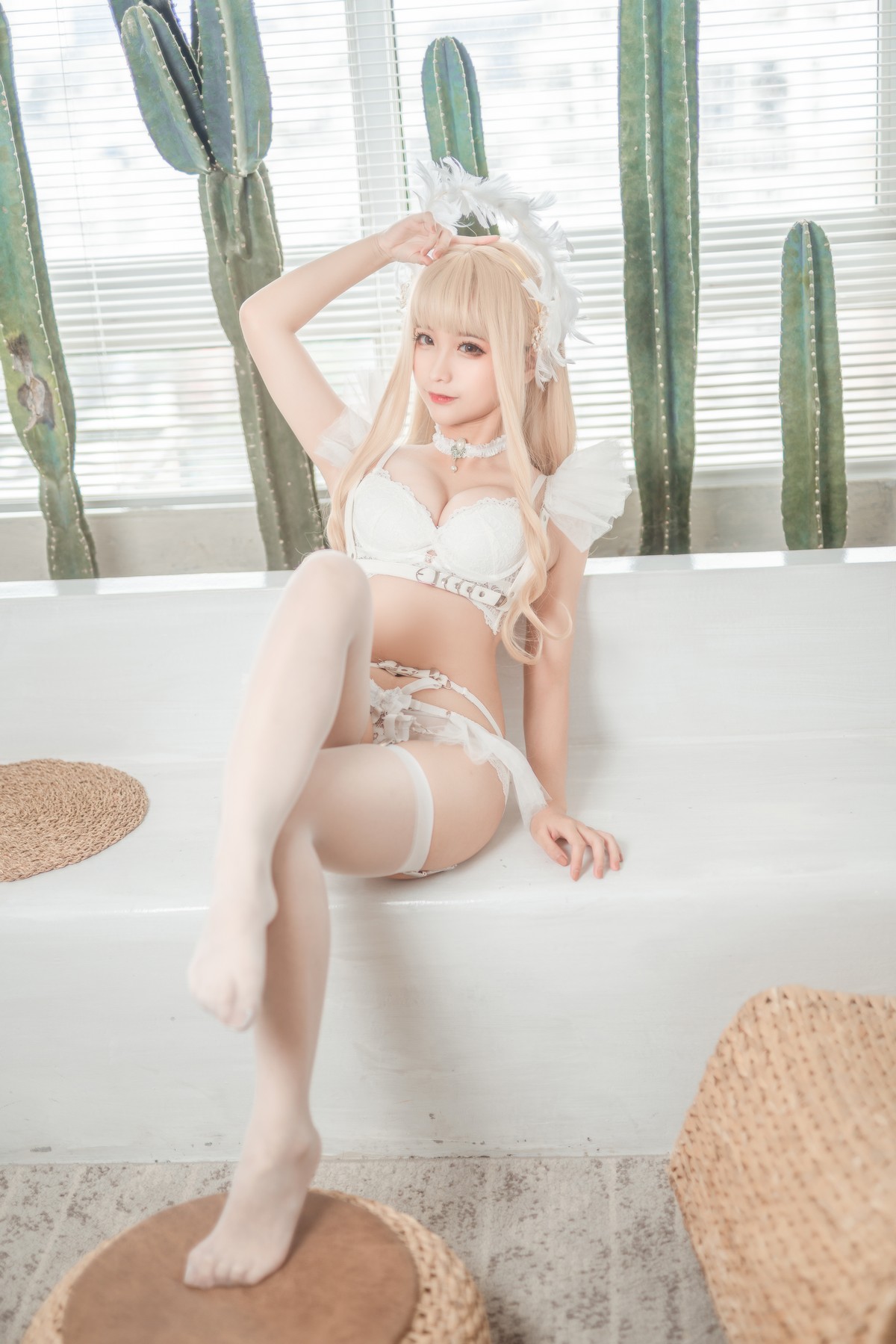 Anime blogger Stupid Momo Golden Angel Theme Private House Sexy White Lace Underwear and White Skin Socks Show Hao Hip Tempting Photo 40p