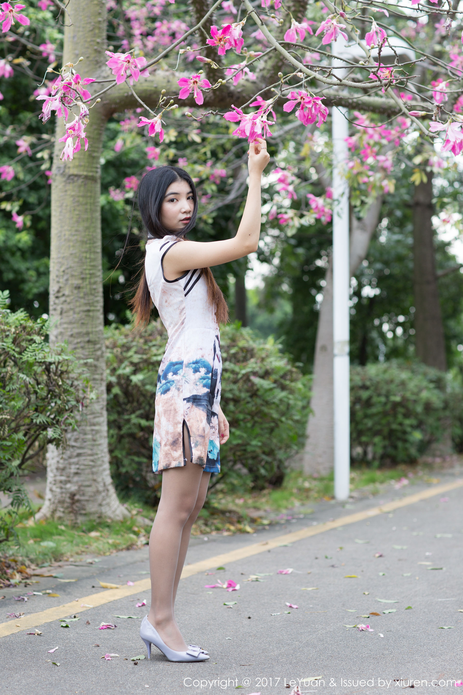 Winki Silk Girl Outside and Car Patting Beautiful Leg Series Star Park Leuyuan VOL.039