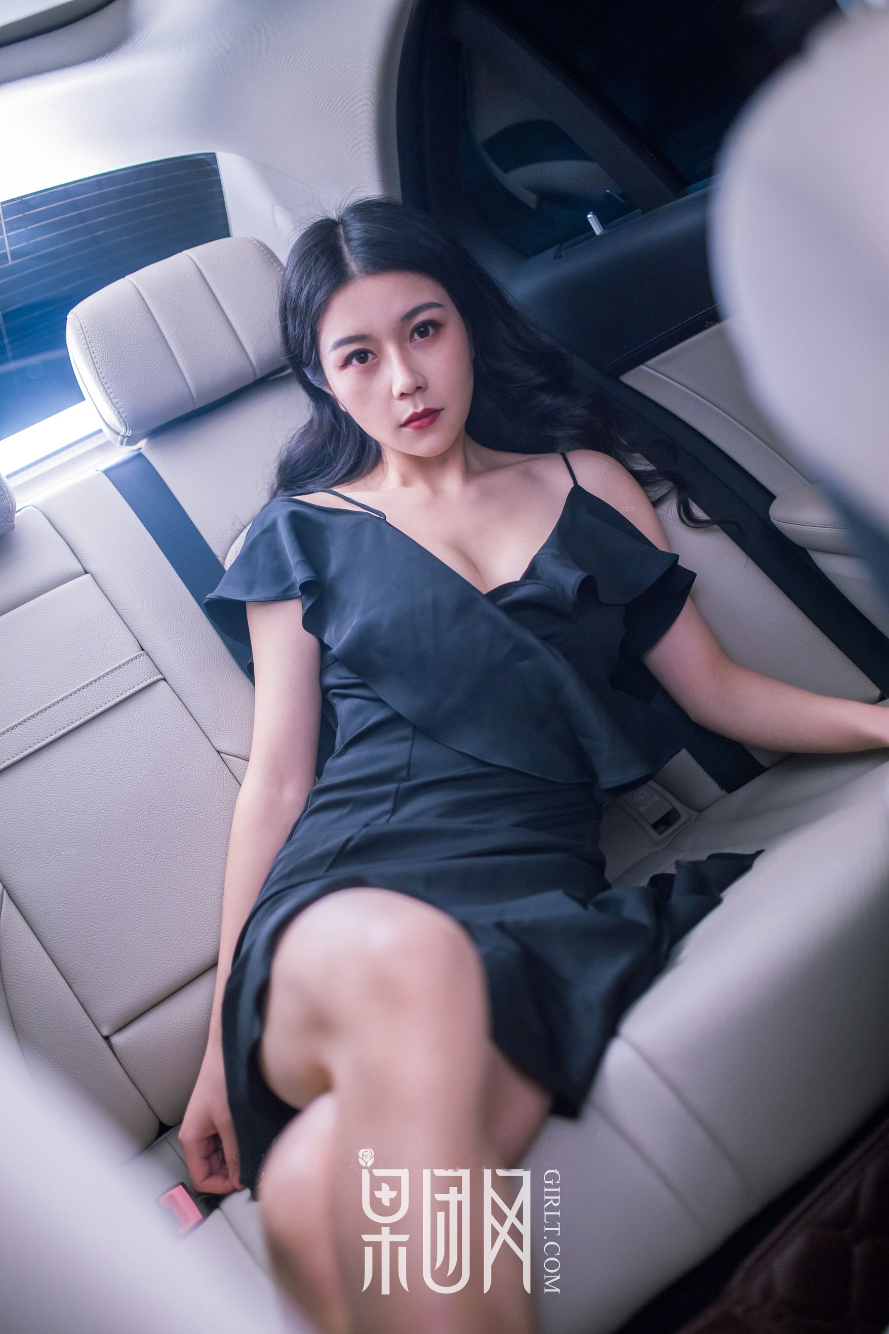 Weiwei Beauty VS luxury car, which one do you choose Fruit Group Girlt No. 107
