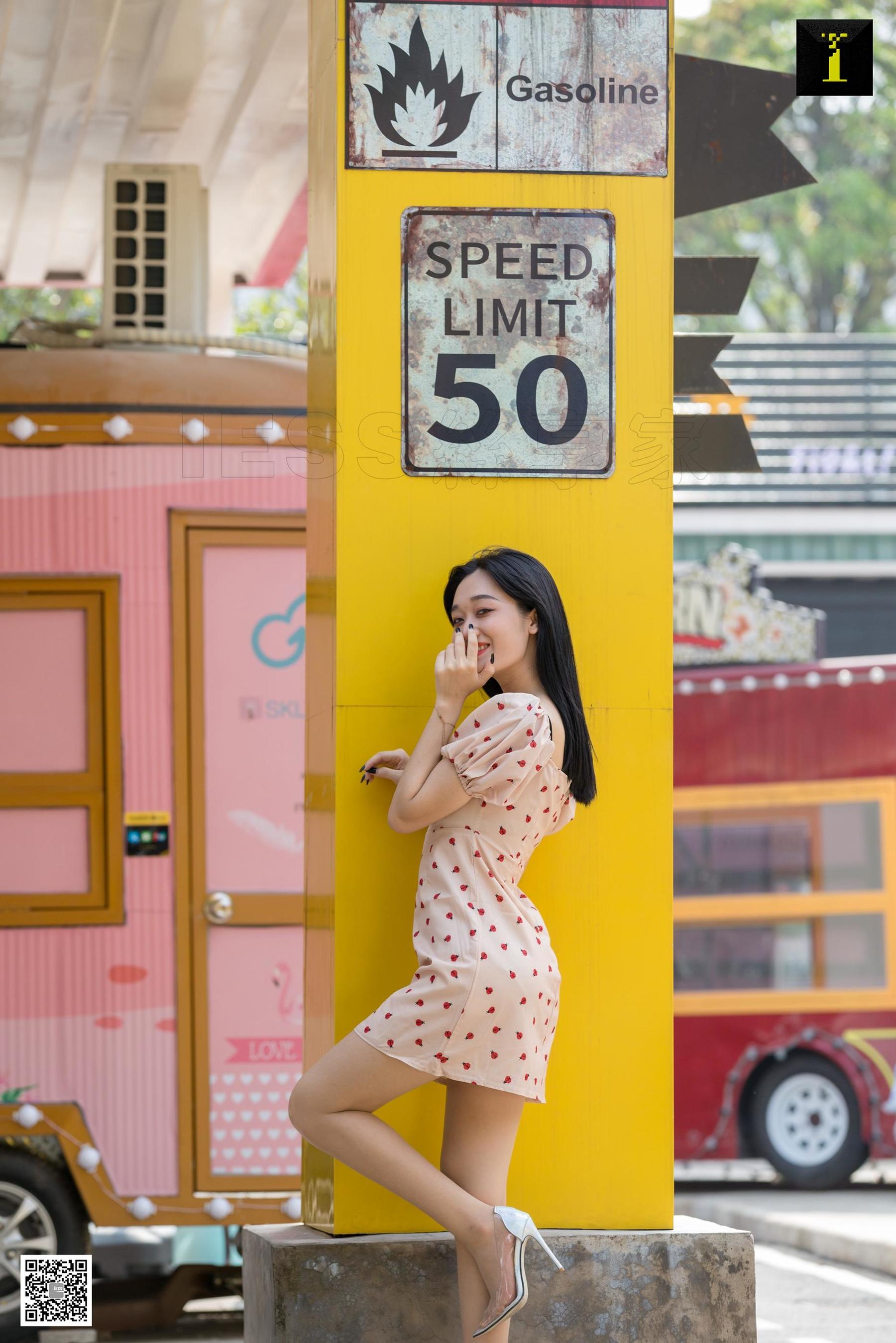 IESS Thoughts and Fun Model: Cola Girls Sensing Street Shooting