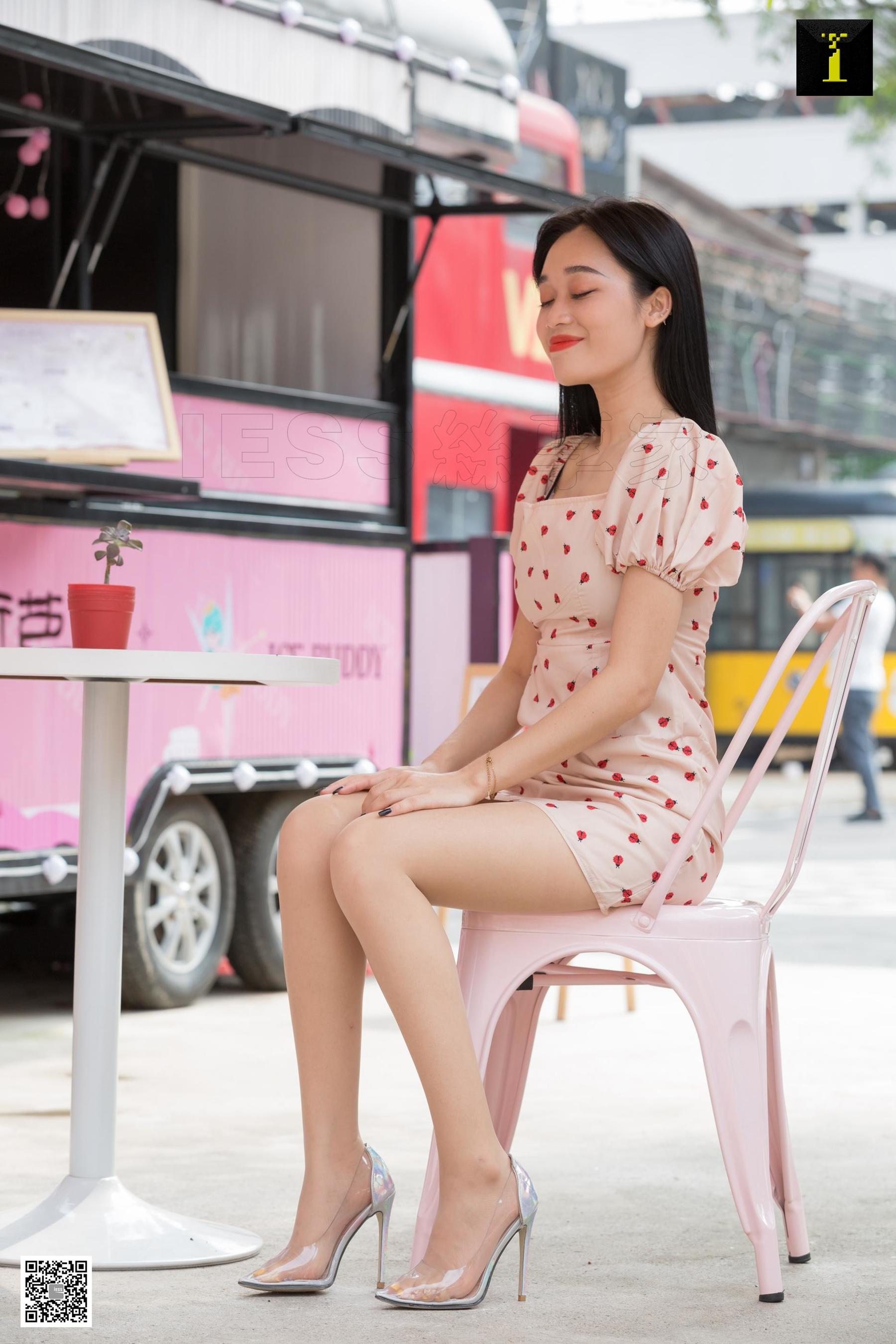 IESS Thoughts and Fun Model: Cola Girls Sensing Street Shooting