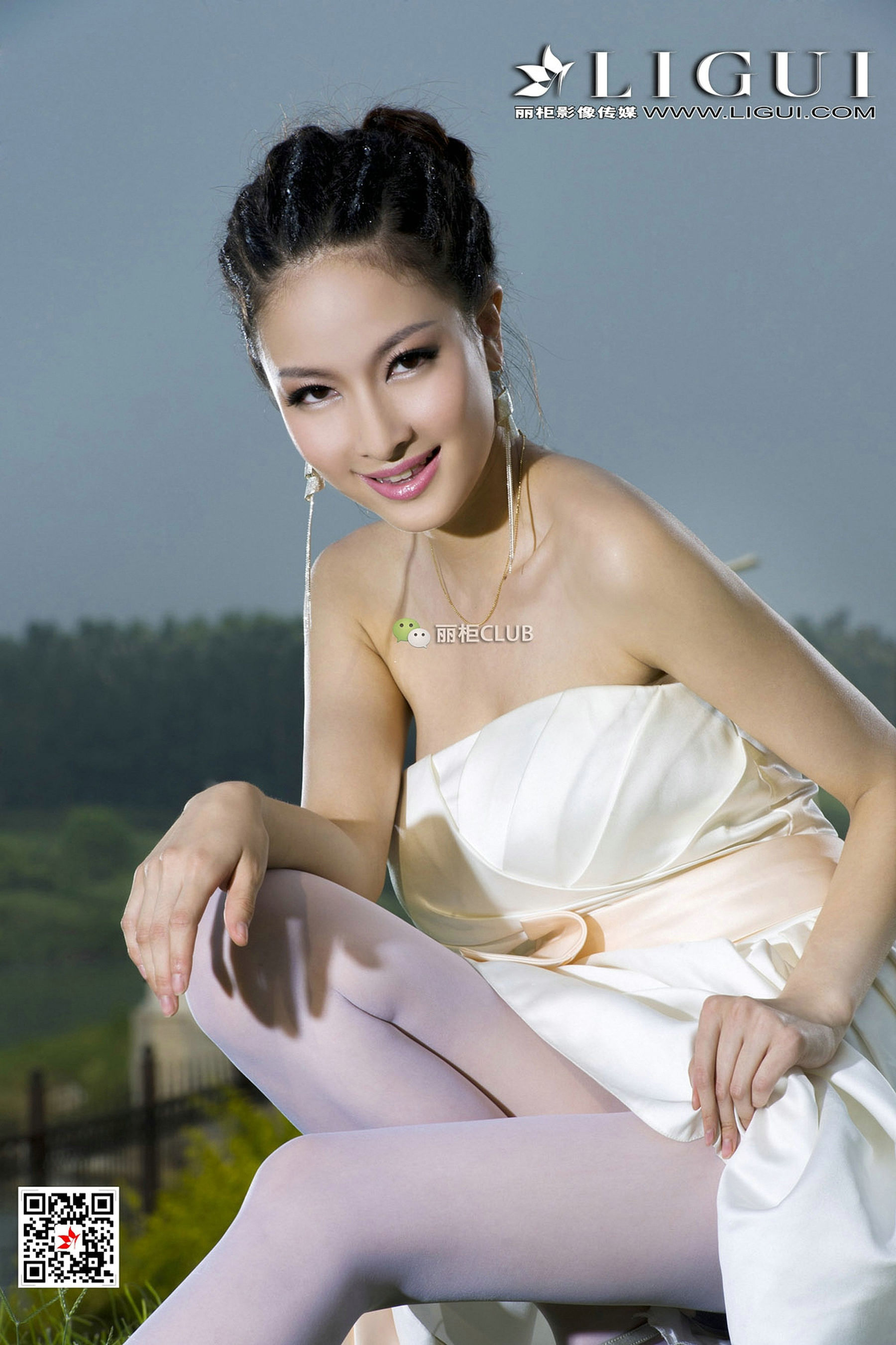 Model Cher White SilkTube top dresses Li Cabinel LIGUI