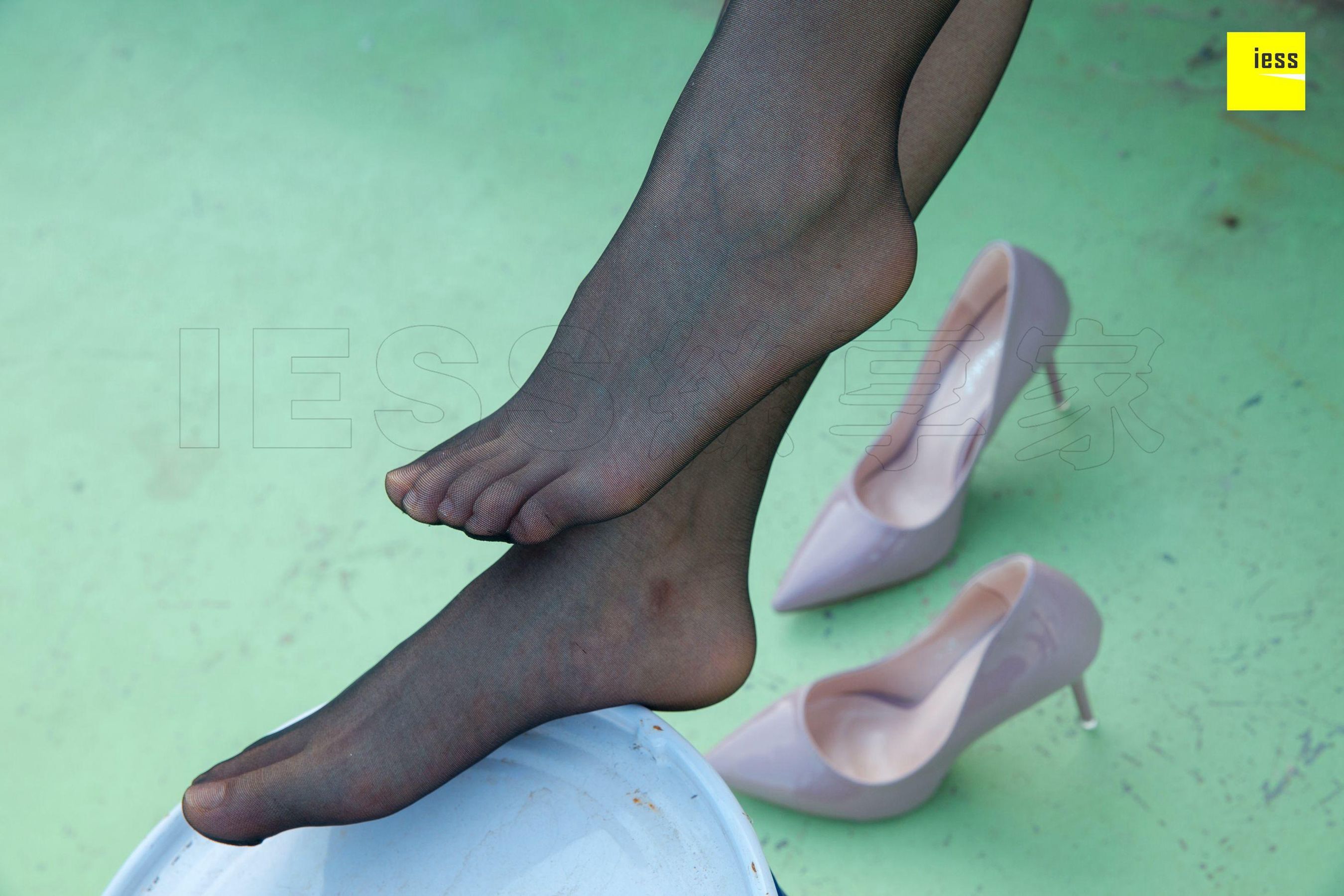 Nuan Nuan Look at it There is a black silk girl on the top of the building Different Thoughts to IESS Silk Enjoy Home 237