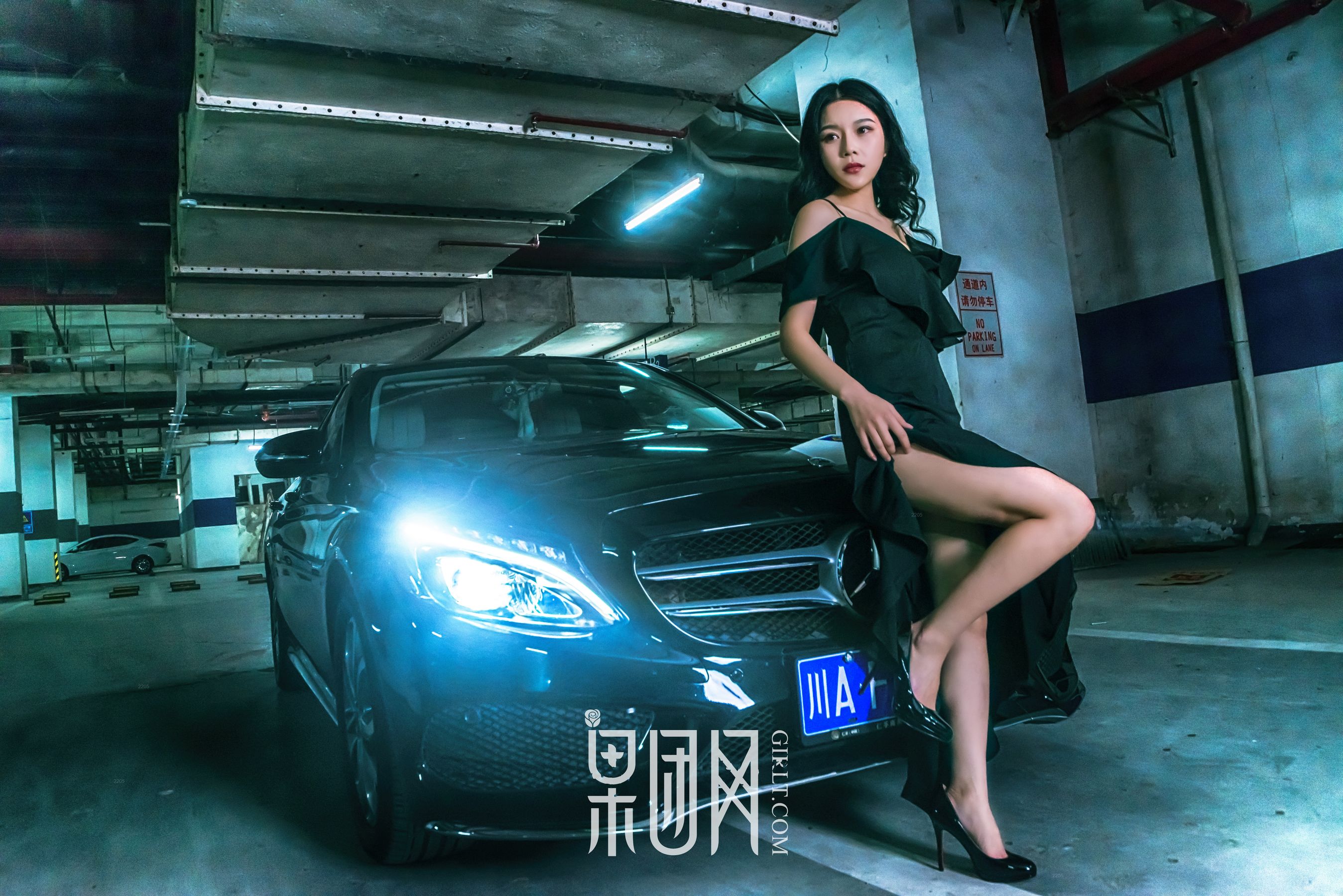 Weiwei Beauty VS luxury car, which one do you choose Fruit Group Girlt No. 107