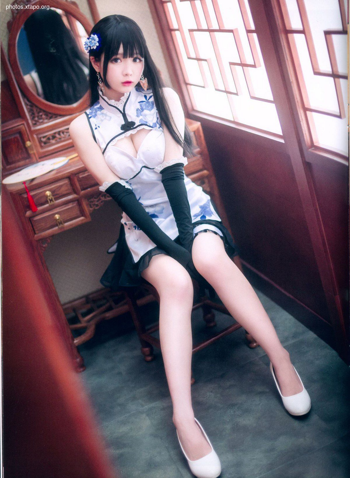 Weibo girl paper frosty month shimo fantasy Jin Pingmei theme private house sexy white cheongsam half -sneaky white tender legs seductive photo 26p