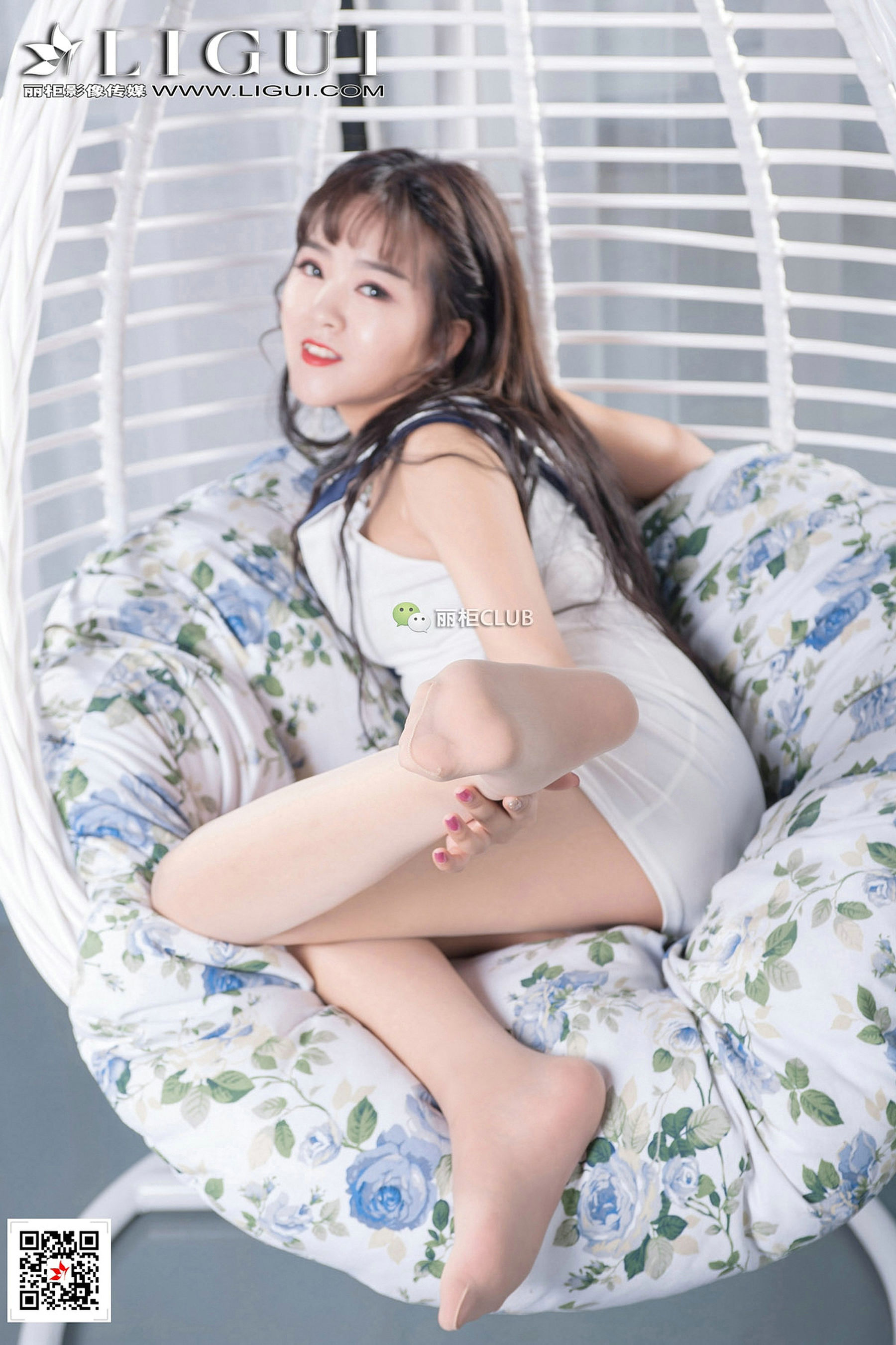 MODEL Liu Yue Langy Lang Chair Silk Beautiful Leg Ligui