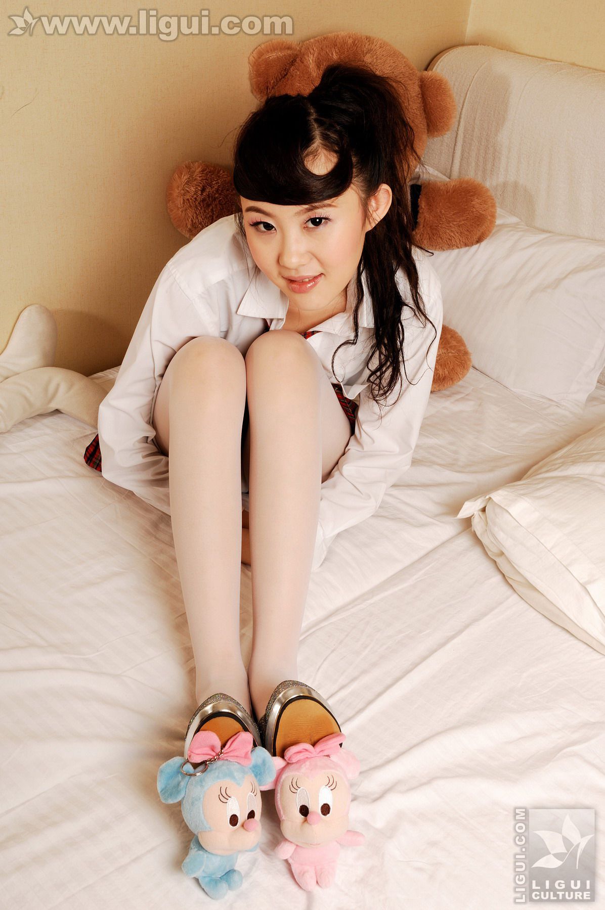 Model Phofifei College Beautiful Girl Bed Room Playing the Foot Ligui Stockings Jade Foot Photo Picture