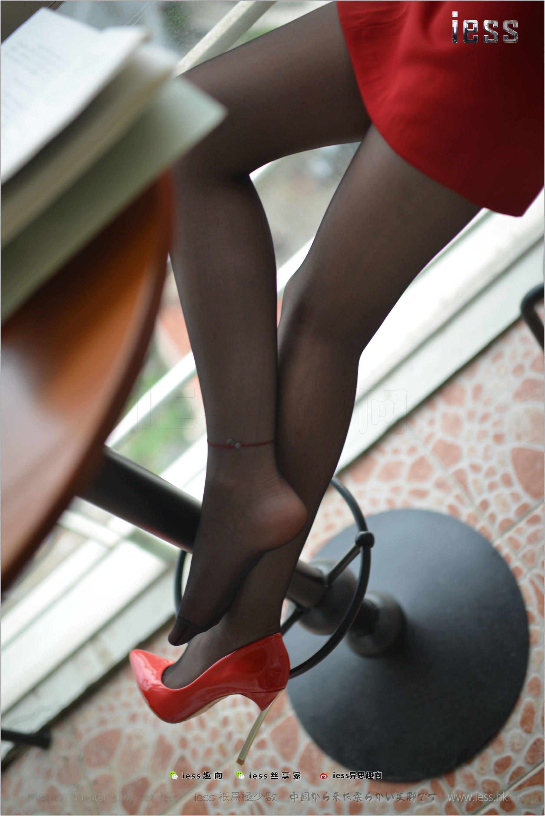 Silk Foot Bento 147 Concubine Red High, Black Silk and Red Skirt