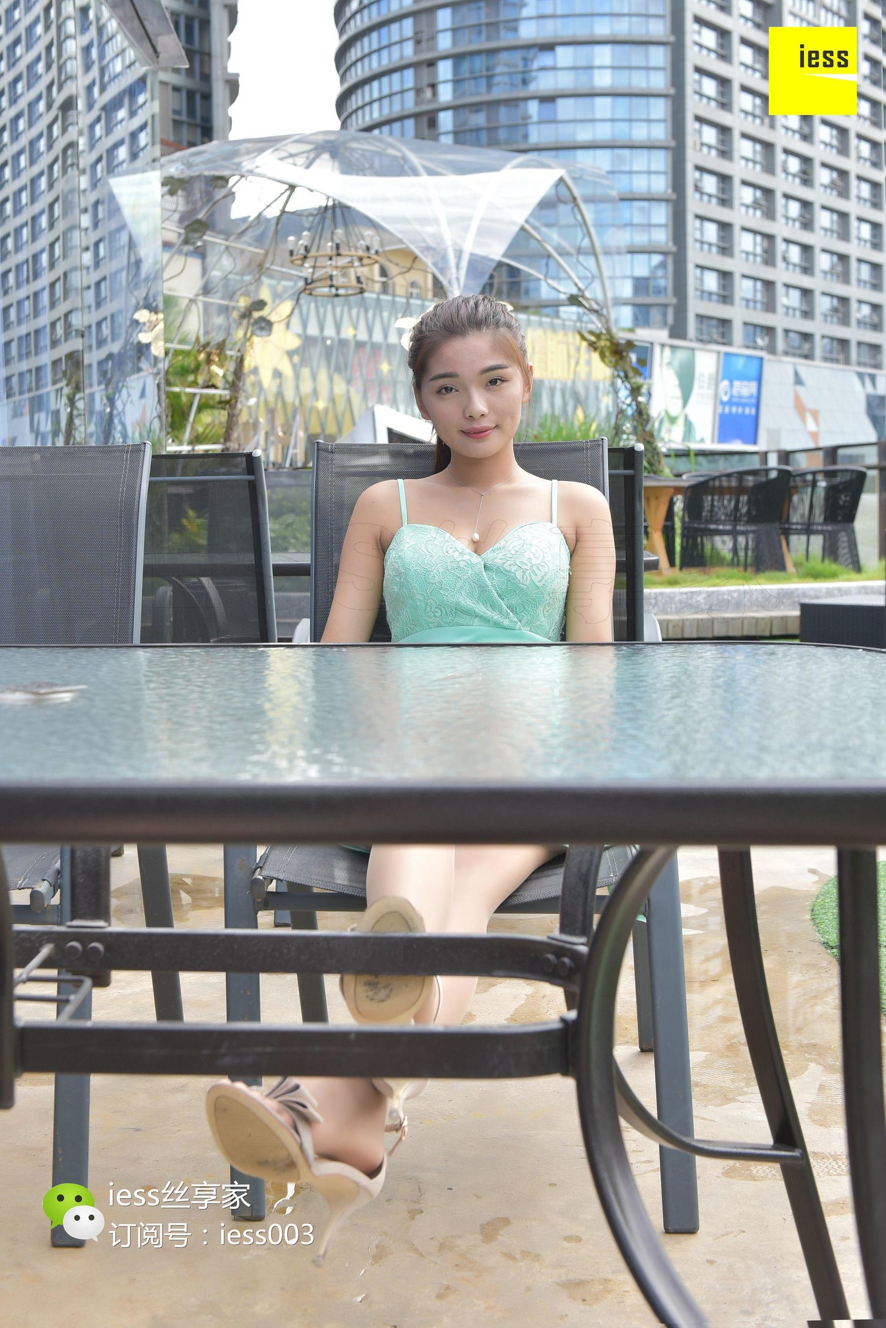 Si Xiangjia 052 Xiaoxue Use stockings feet is more caring IESS is thinking interesting