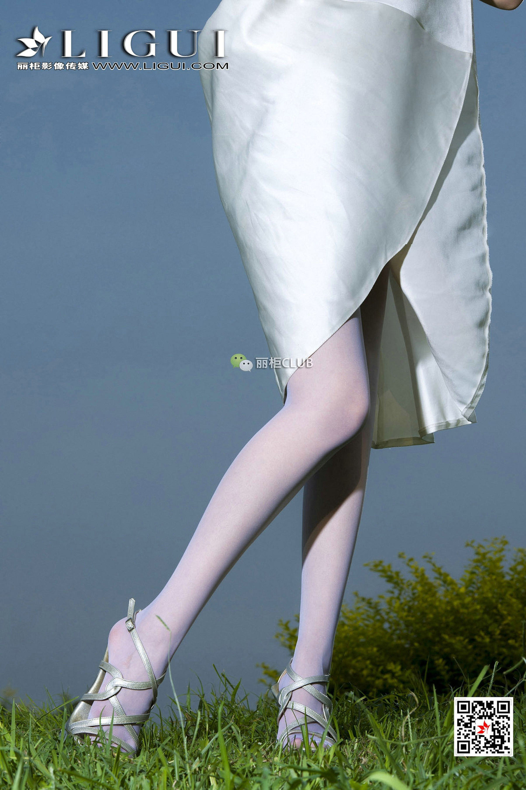 Model Cher White SilkTube top dresses Li Cabinel LIGUI