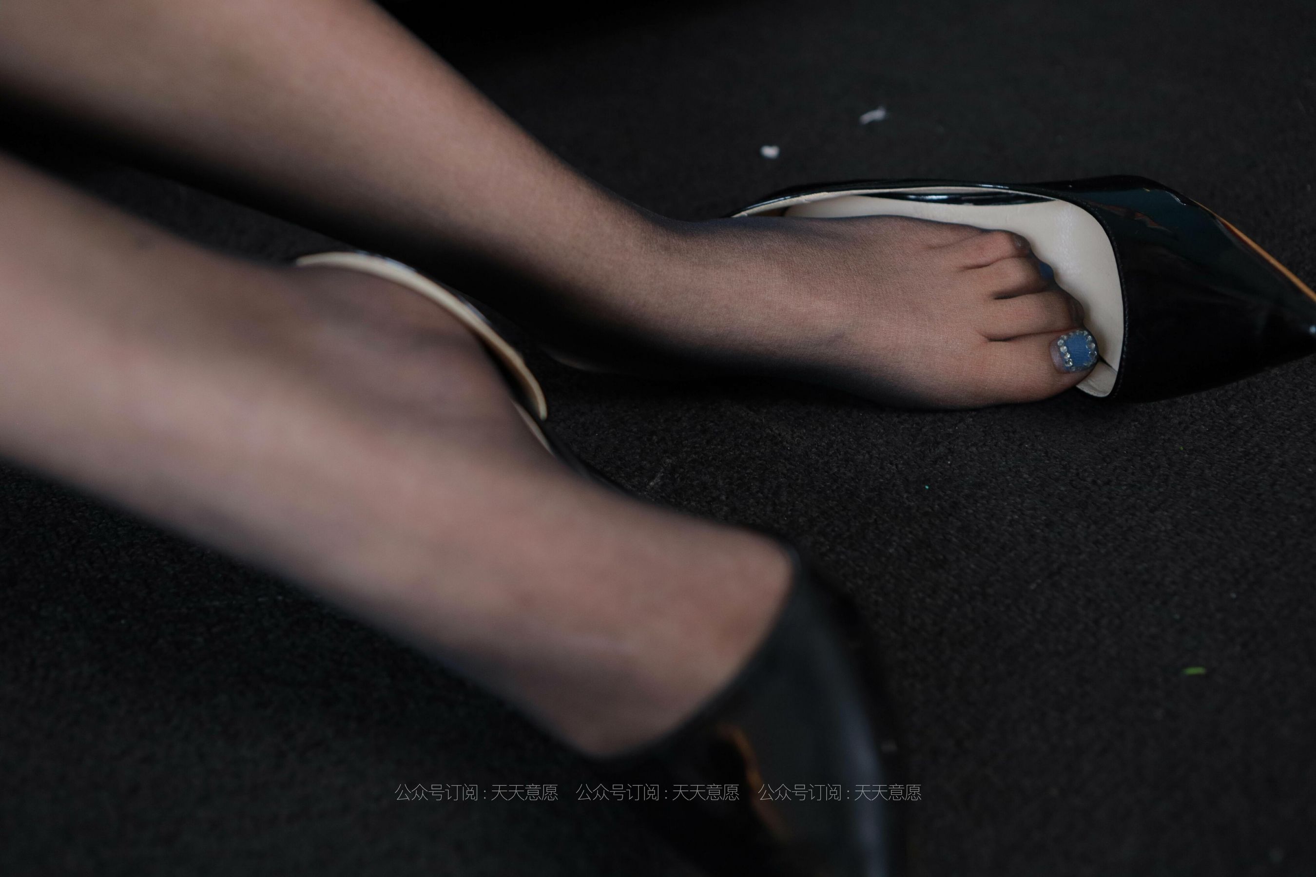 IESS Different Thoughts Silk House 816: Watermelon Beautiful Legs Separate Straight