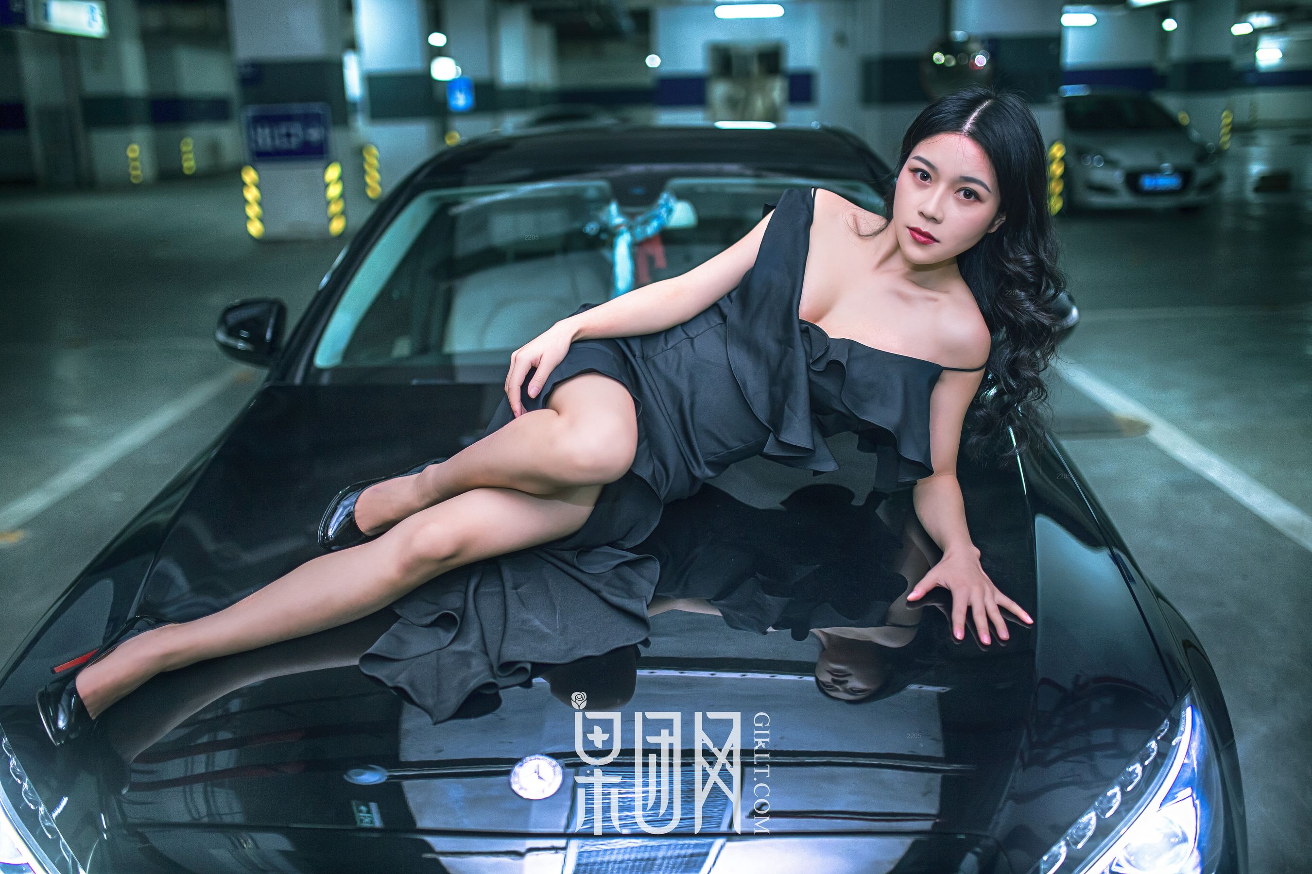 Weiwei Beauty VS luxury car, which one do you choose Fruit Group Girlt No. 107