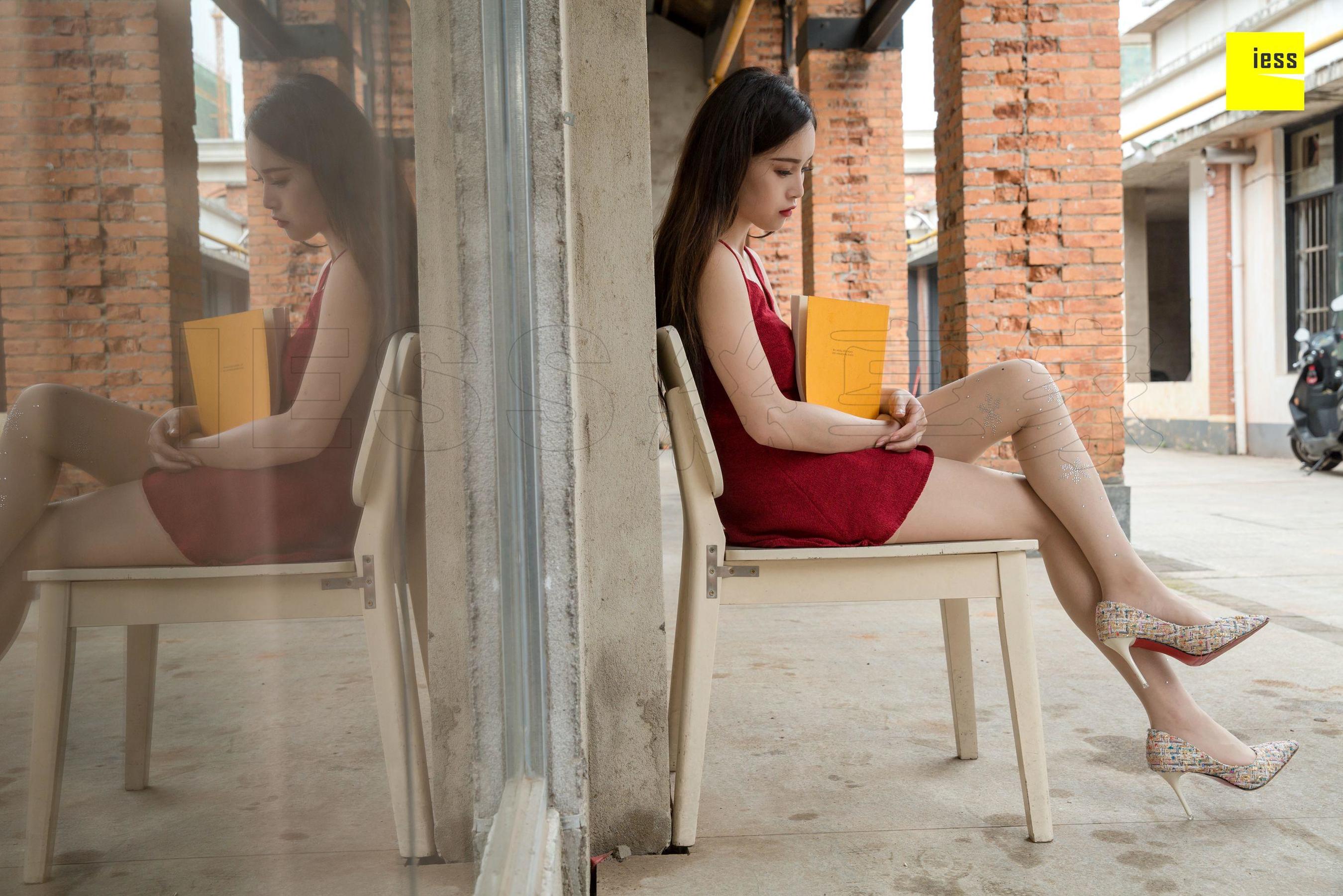 Xiaoyu's Internet Red Diamond White Films Different Thoughts to IESS Silk House 242