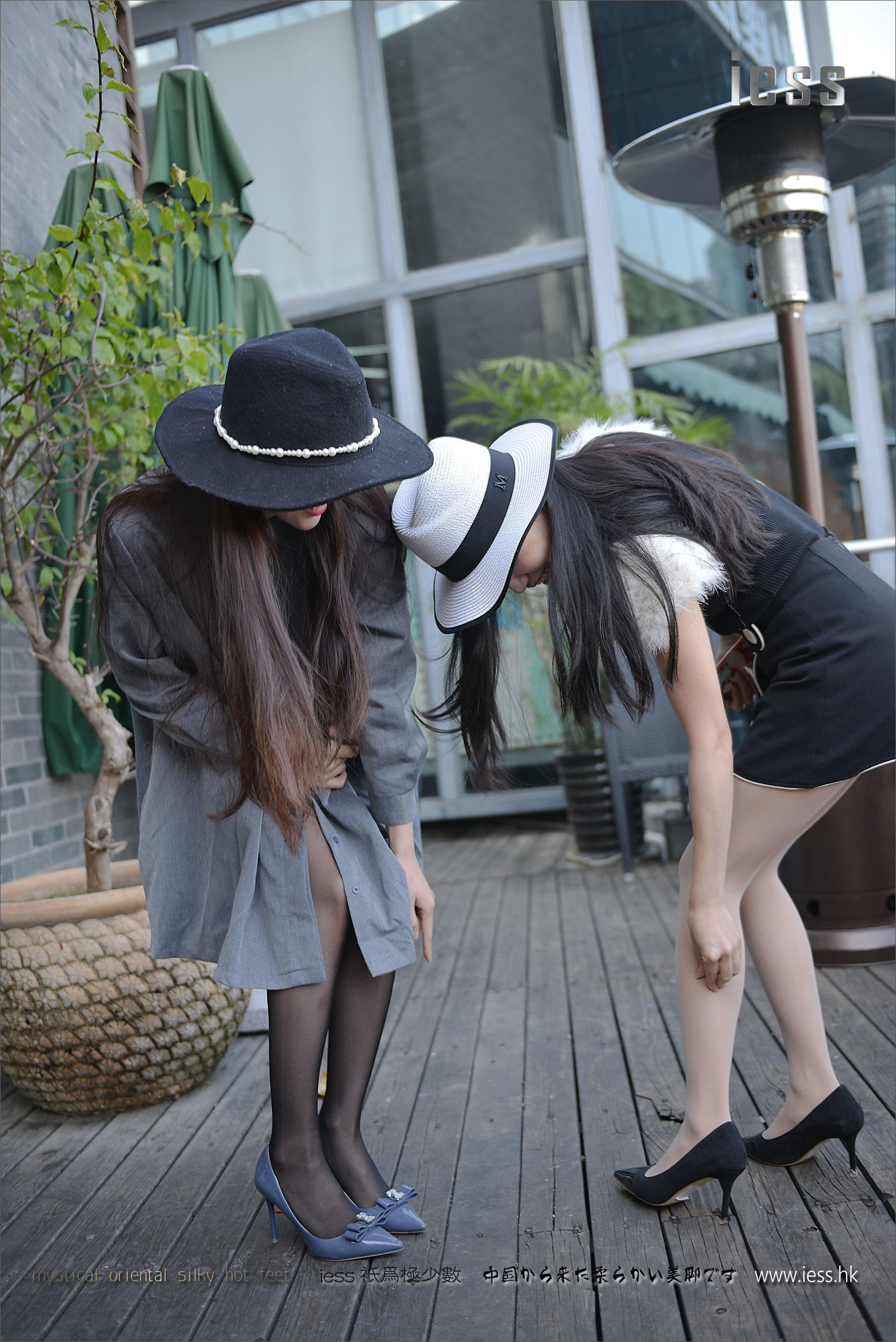 Silk Foot Bento 076 Belly Dance Cong Cong and Sydney Black and White Period Flower 1