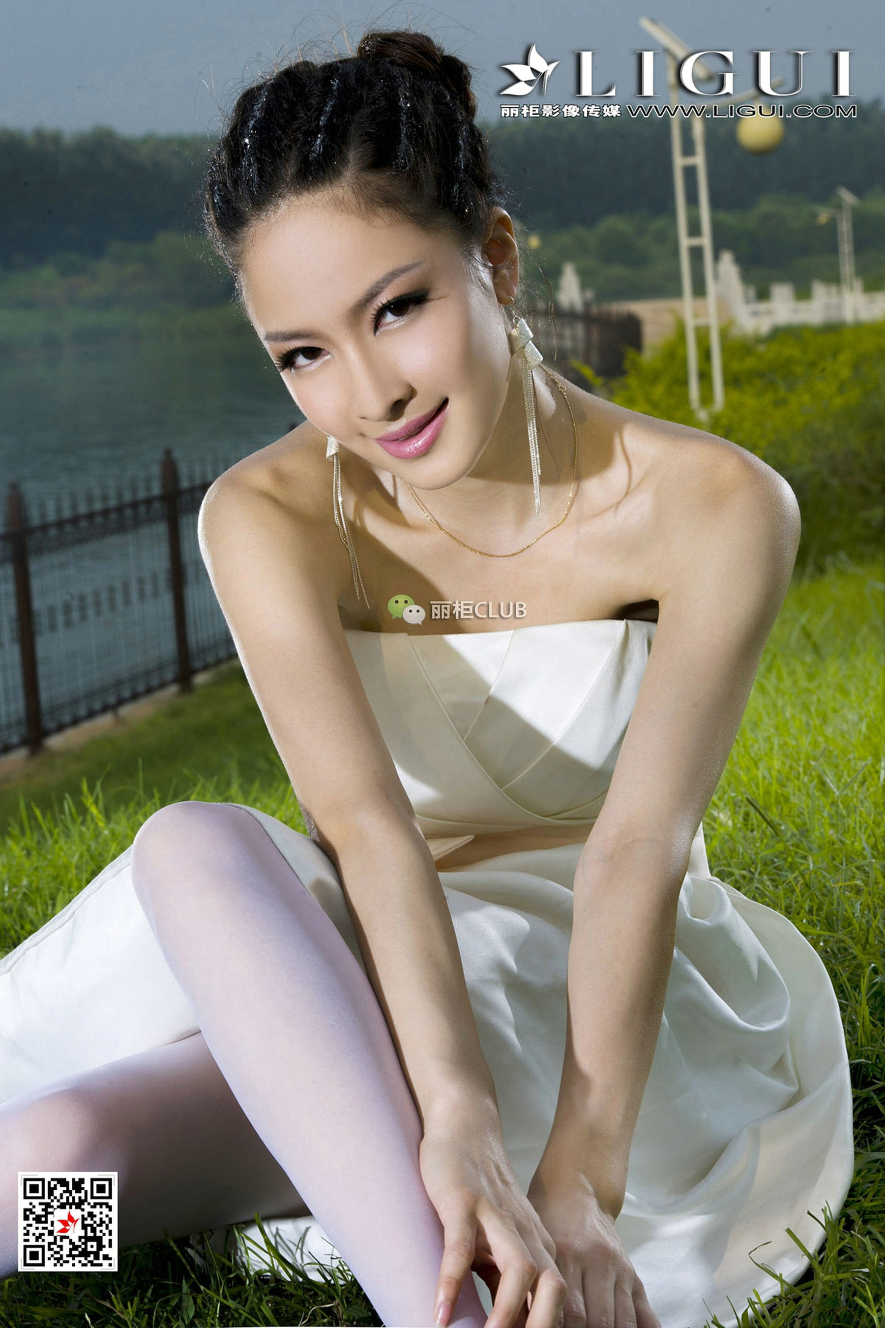 Model Cher White SilkTube top dresses Li Cabinel LIGUI